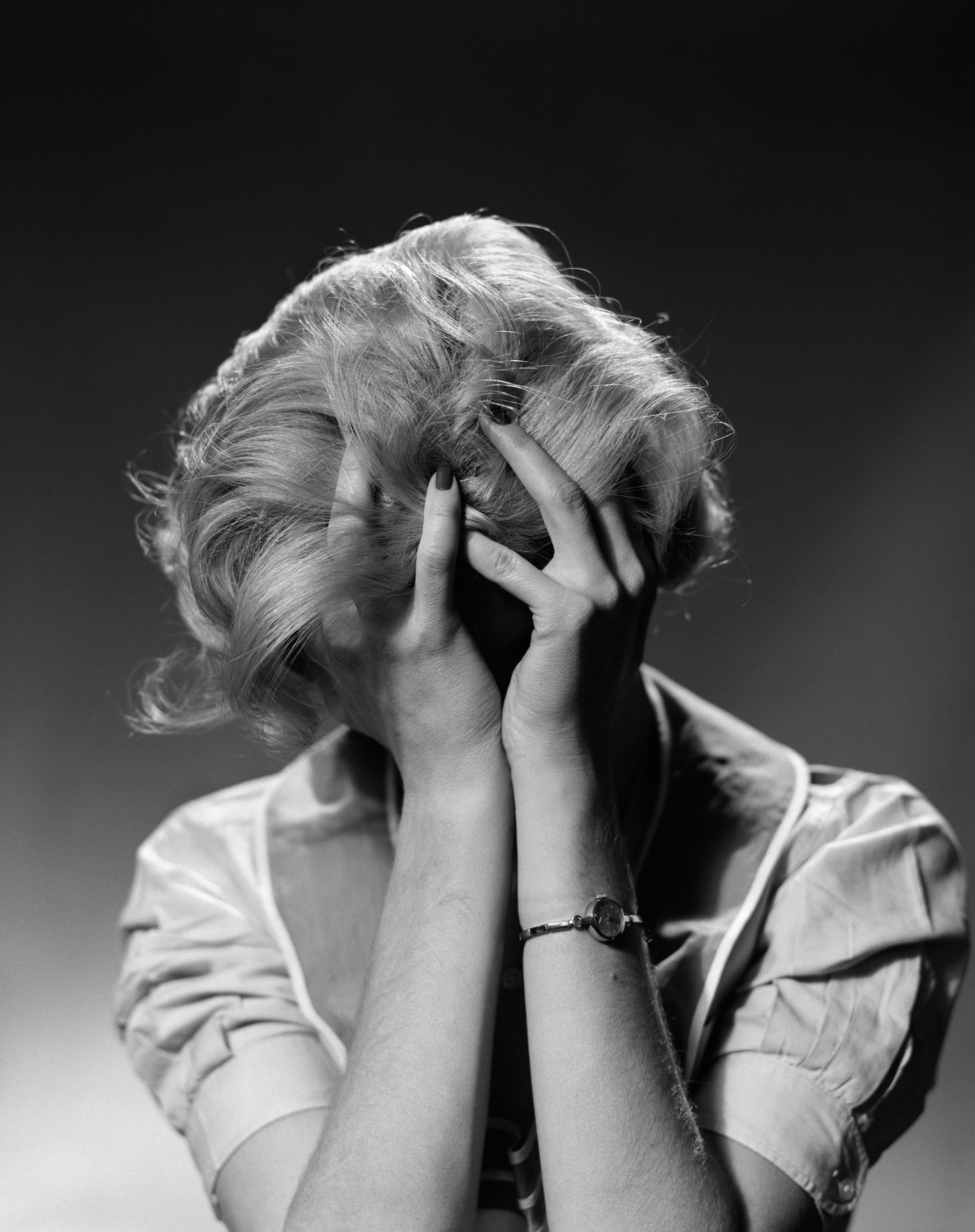 1950s BLOND WOMAN WITH HEADACHE HOLDING HEAD IN HANDS (Photo by H. Armstrong Roberts/ClassicStock/Getty Images)