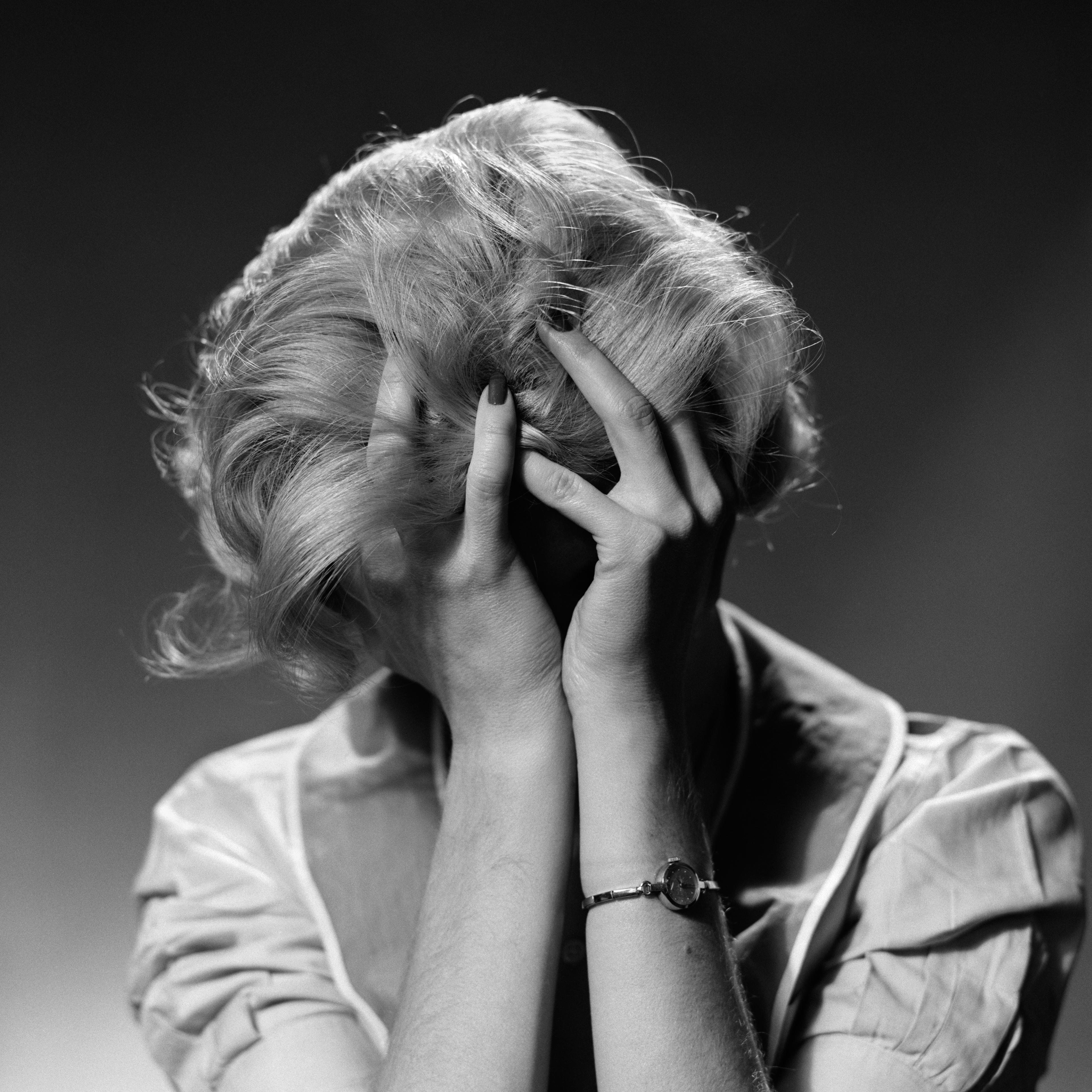 1950s BLOND WOMAN WITH HEADACHE HOLDING HEAD IN HANDS (Photo by H. Armstrong Roberts/ClassicStock/Getty Images)