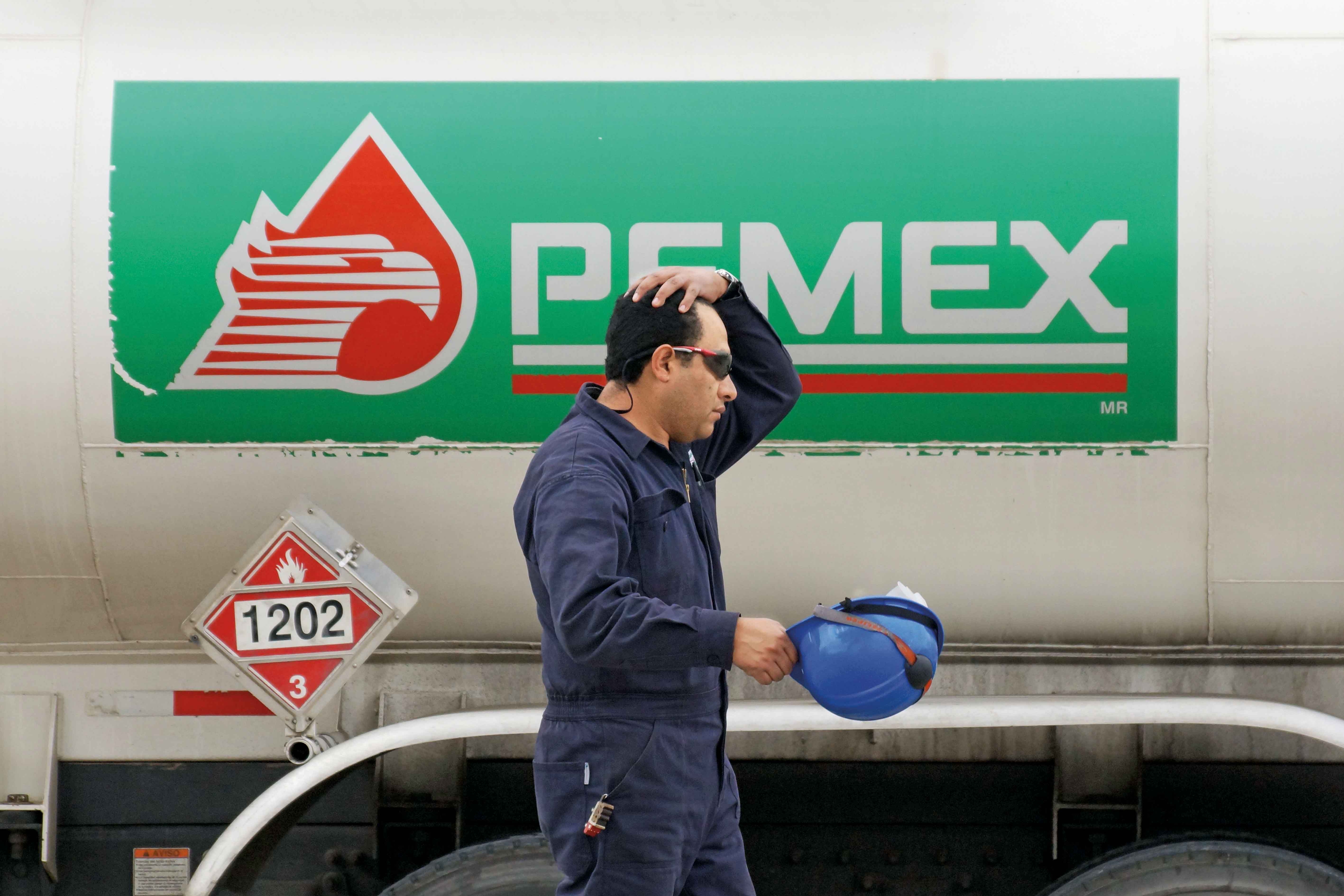 GASOLINEROS TOMAN PLANTAN DE PEMEX