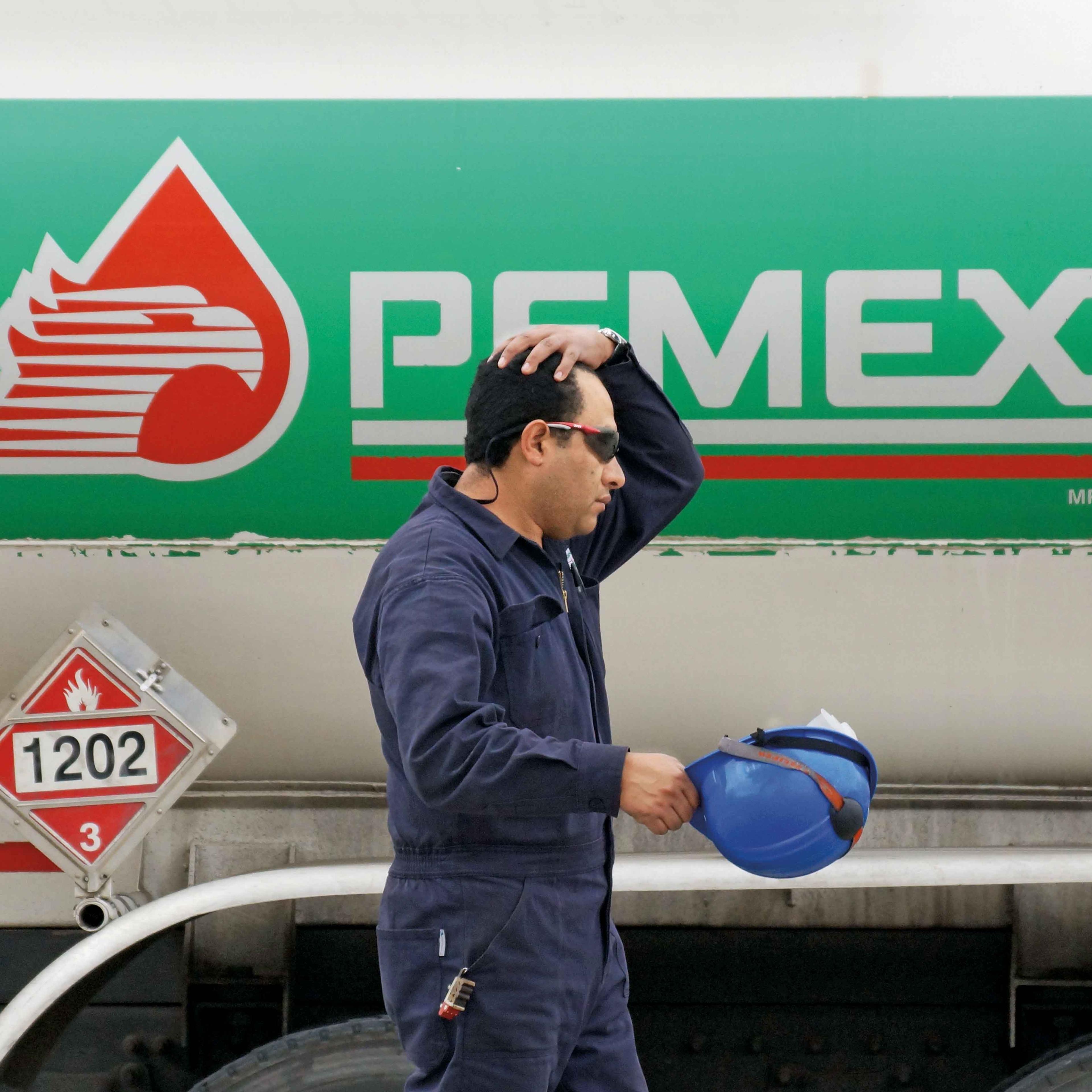 GASOLINEROS TOMAN PLANTAN DE PEMEX