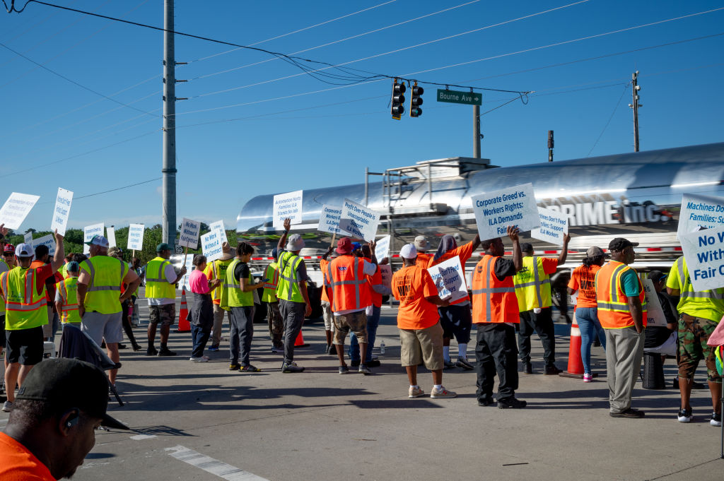 Workers picket outside of the Port of Savannah in Savannah, Georgia, US, on Oct. 3, 2024.