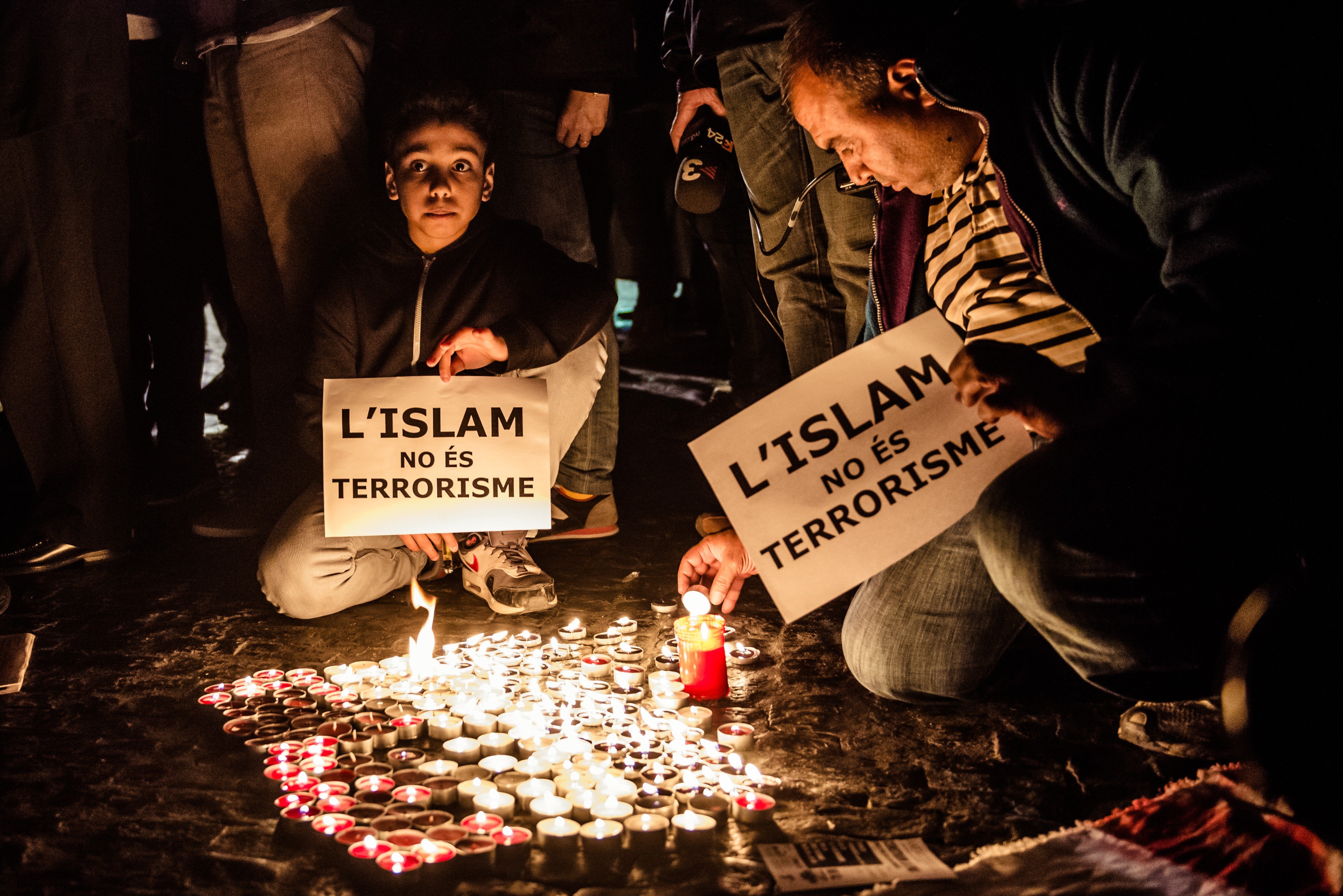 Catalan Muslim community mourns Paris attacks victims