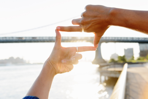 fingers-framing-bridge