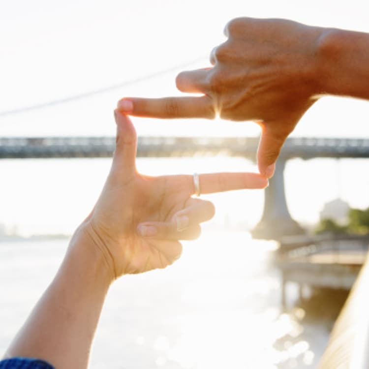 fingers-framing-bridge