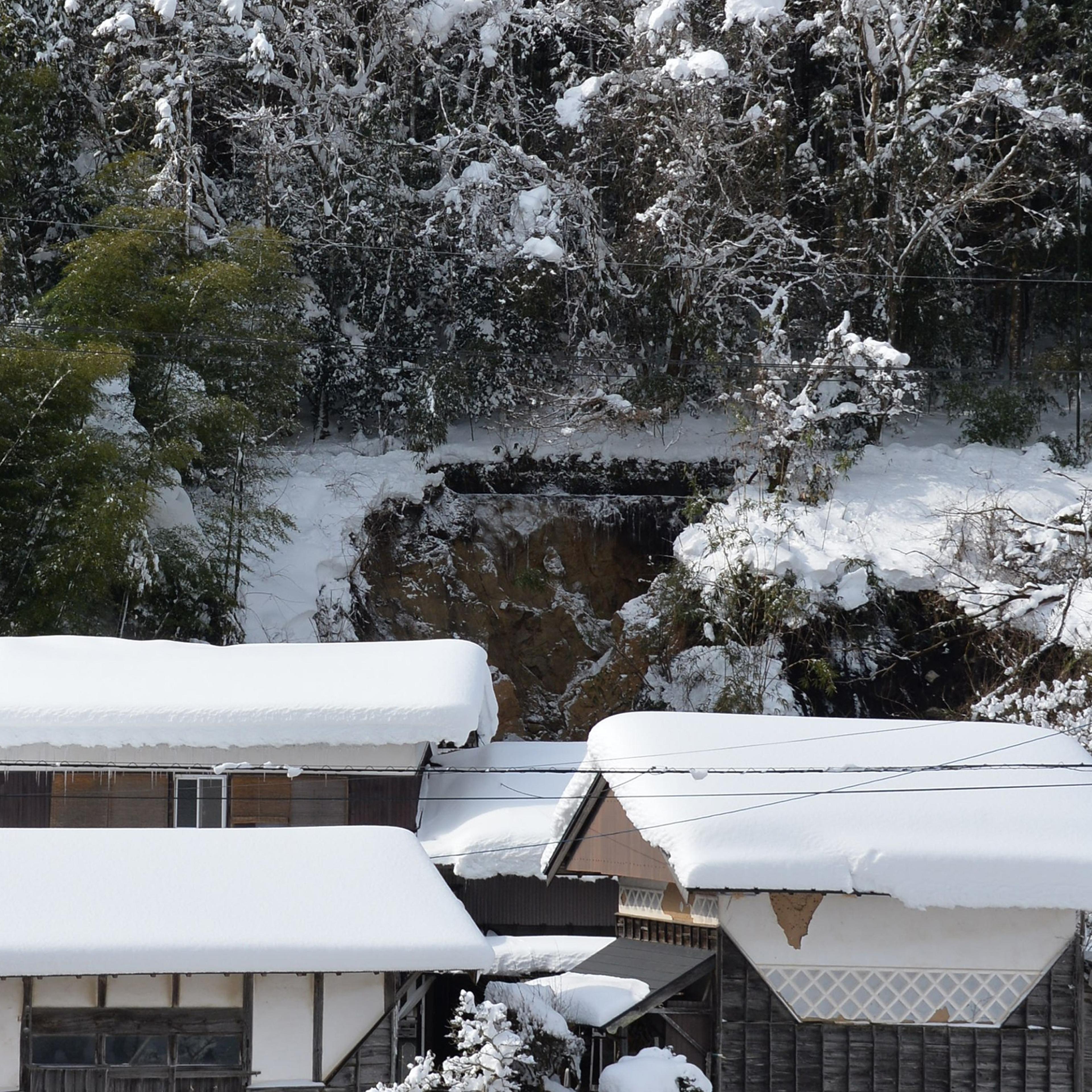 Heavy snow continues to fall in western Japan