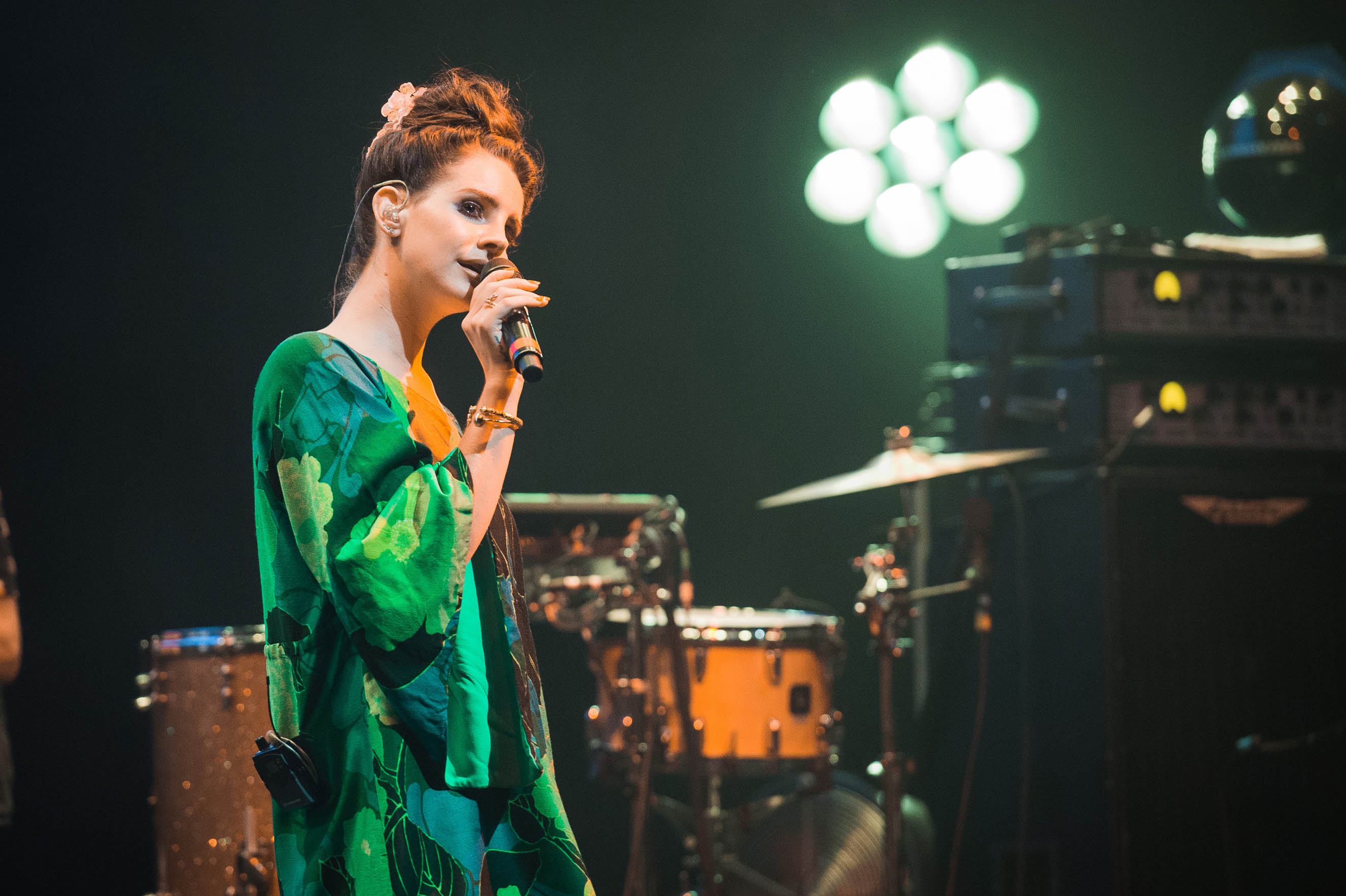 lana-del-rey-performance-new-album-honeymoon