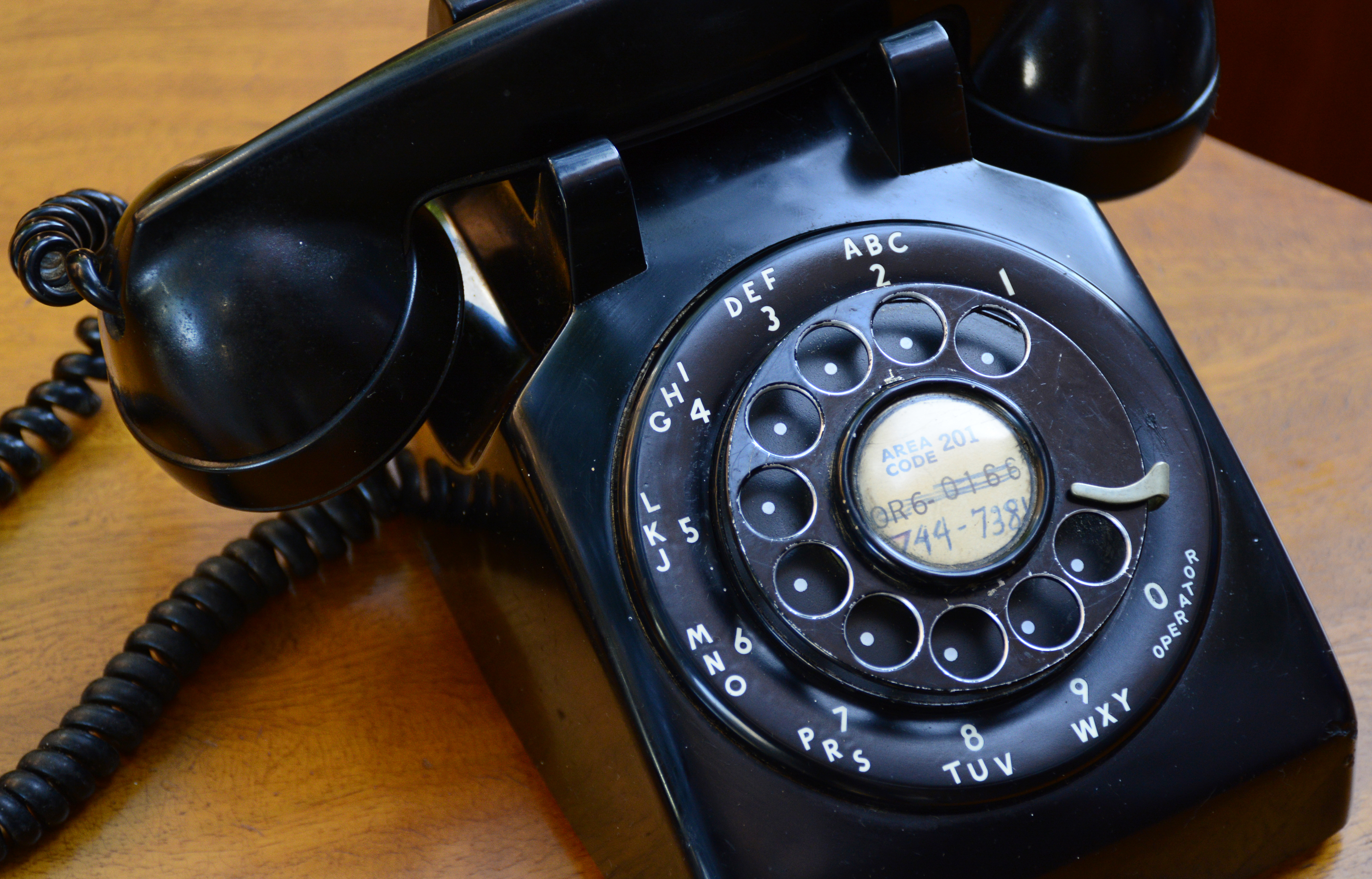 Teens try rotary phone in viral video
