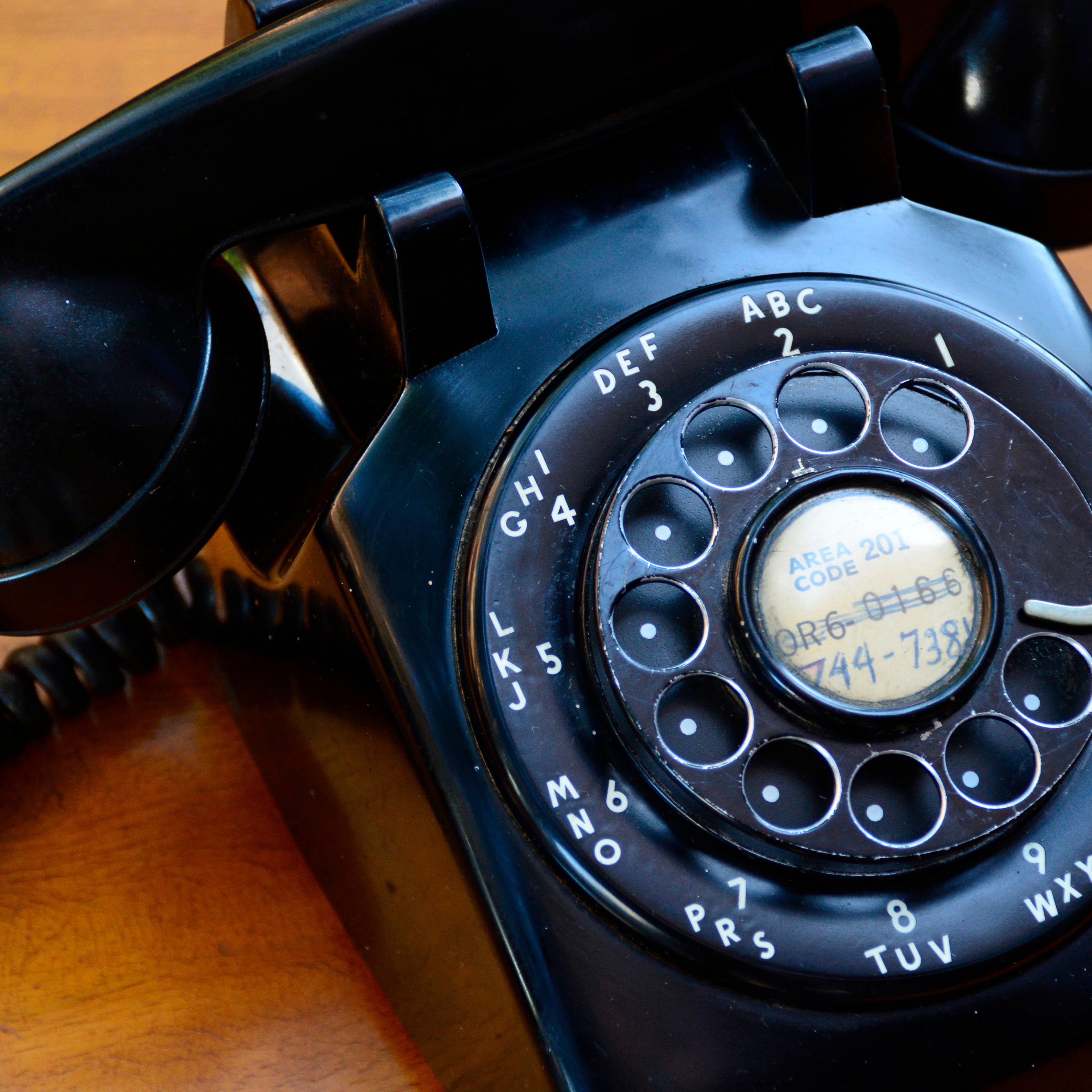 Teens try rotary phone in viral video
