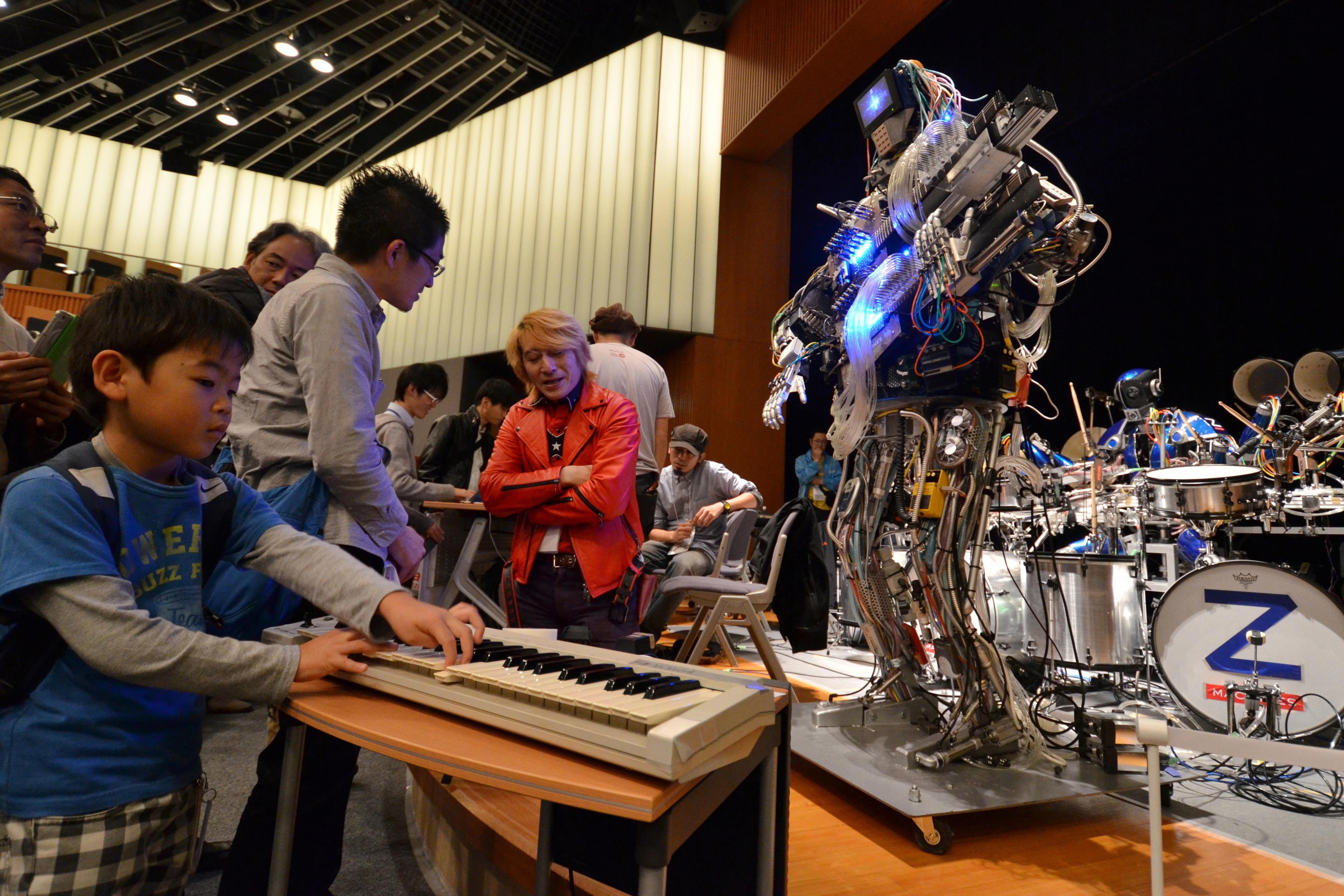 JAPAN-ROBOT-ENTERTAINMENT