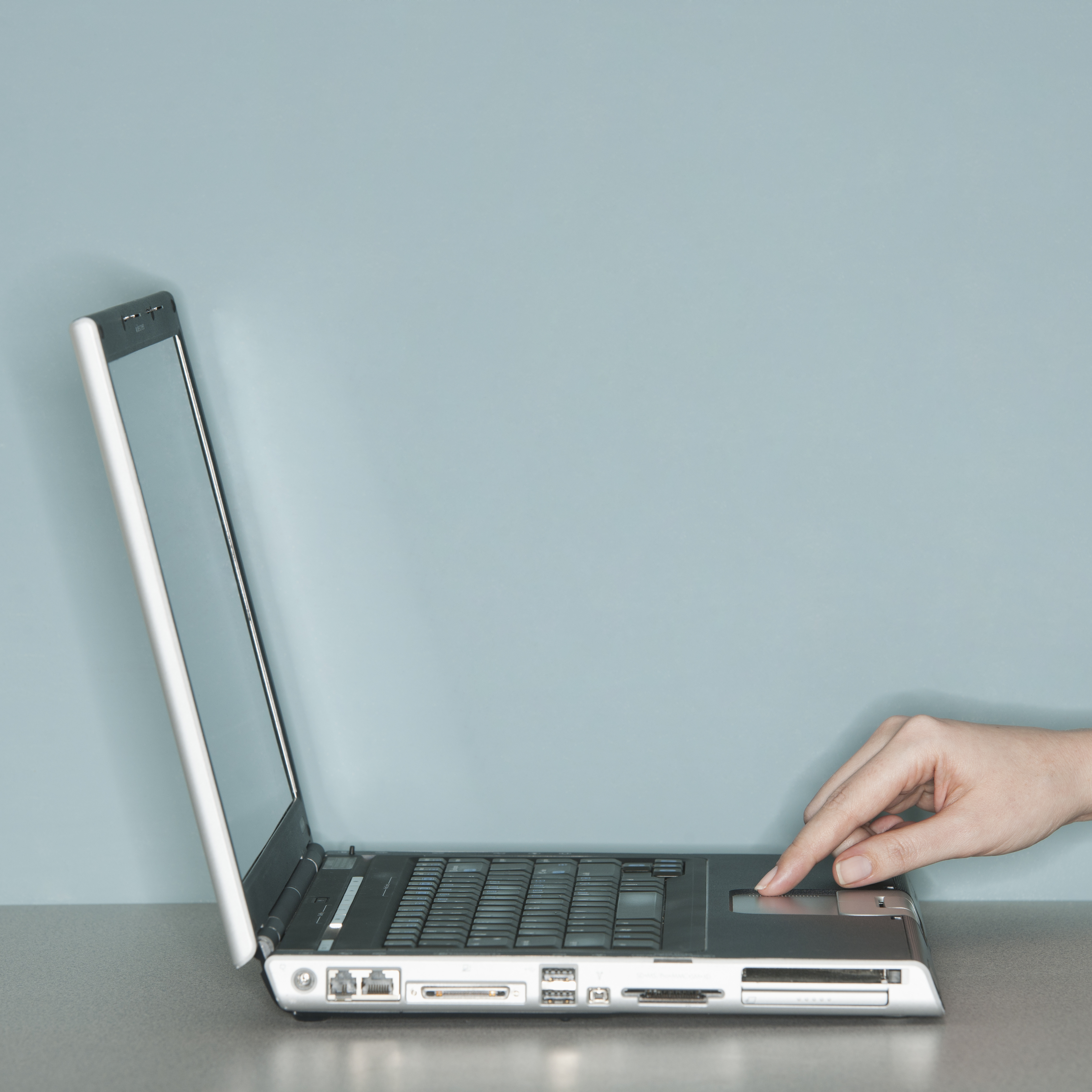 laptop-finger