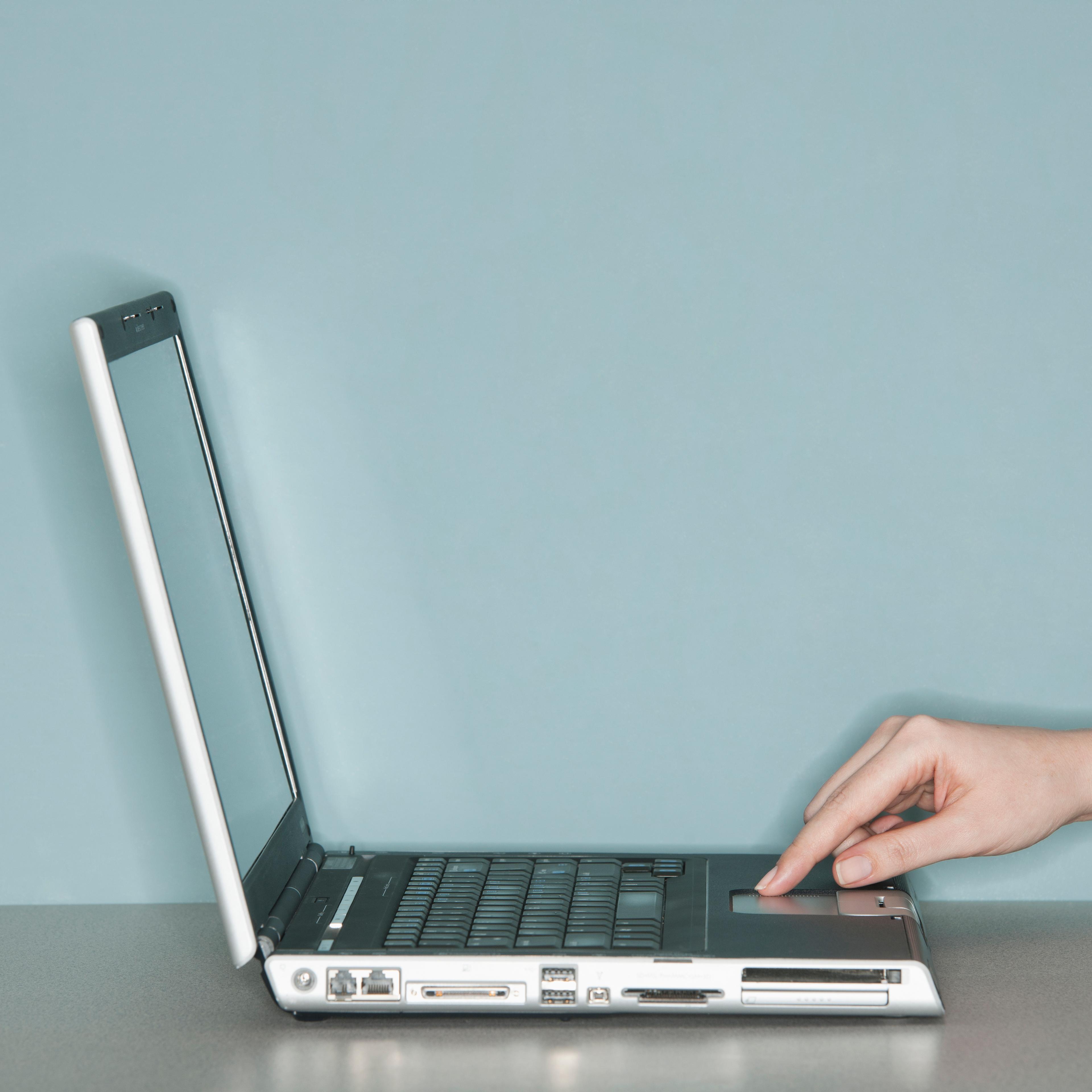 laptop-finger
