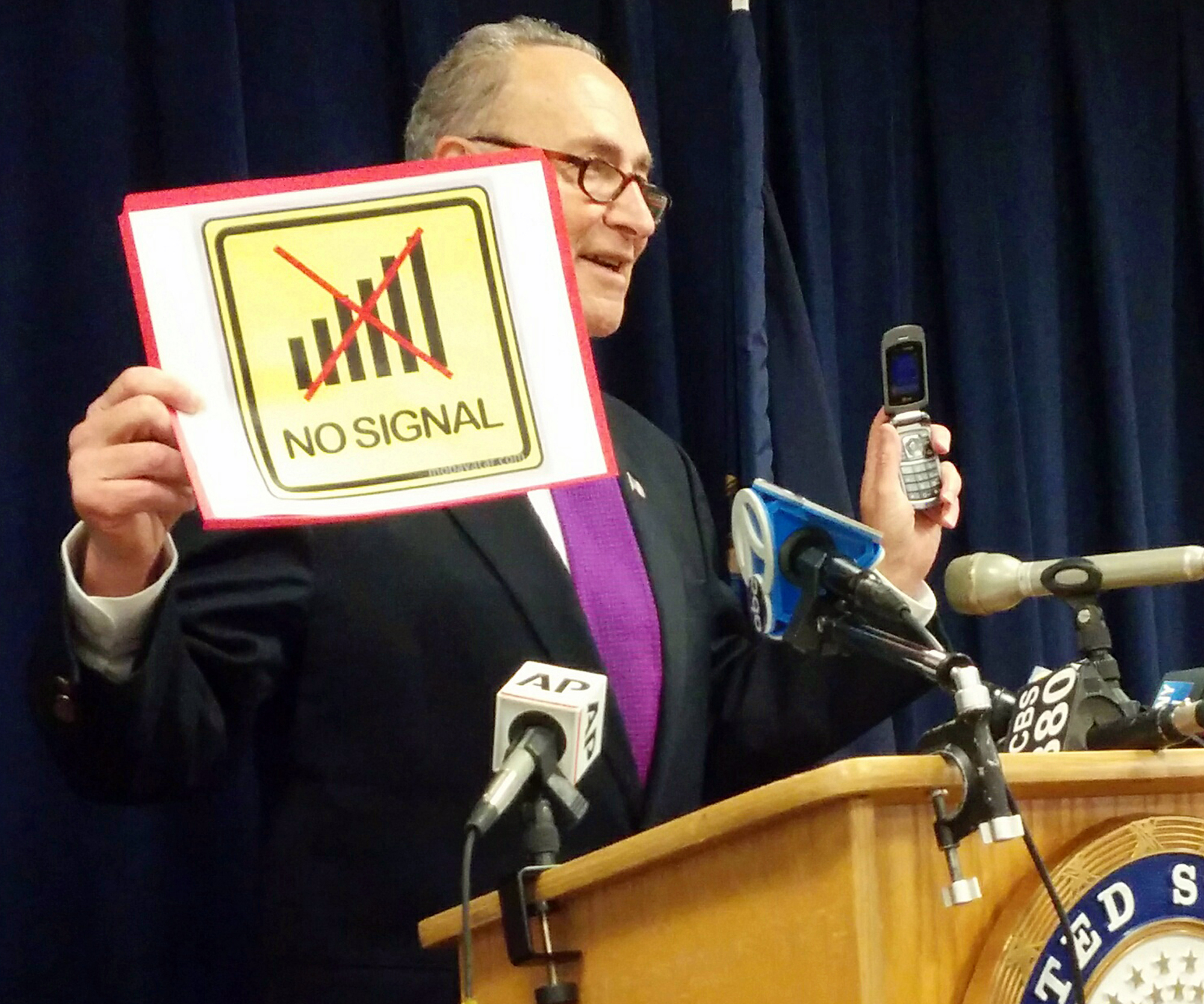 With a flip phone in one hand and a "no signal" sign in the other, Sen. Charles Schumer speaks in New York on Jan. 17, 2016, about improving New Yorkers' cellphone service—by tracking dead zones where calls are regularly dropped.