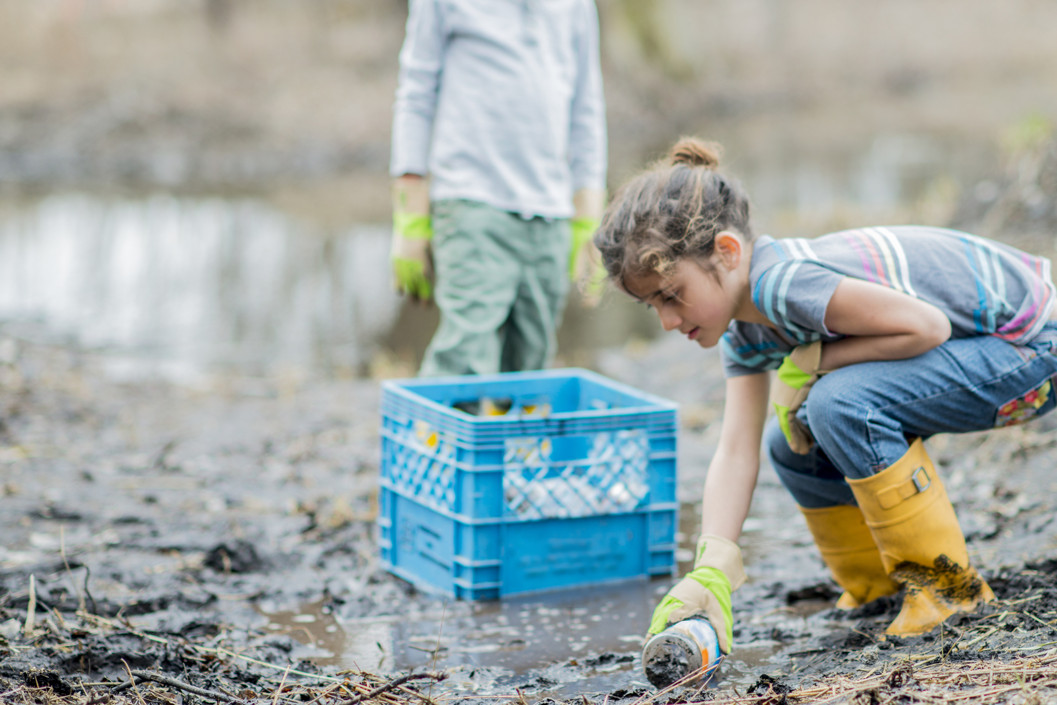 Kids clean up litter on Earth Day in Canada
