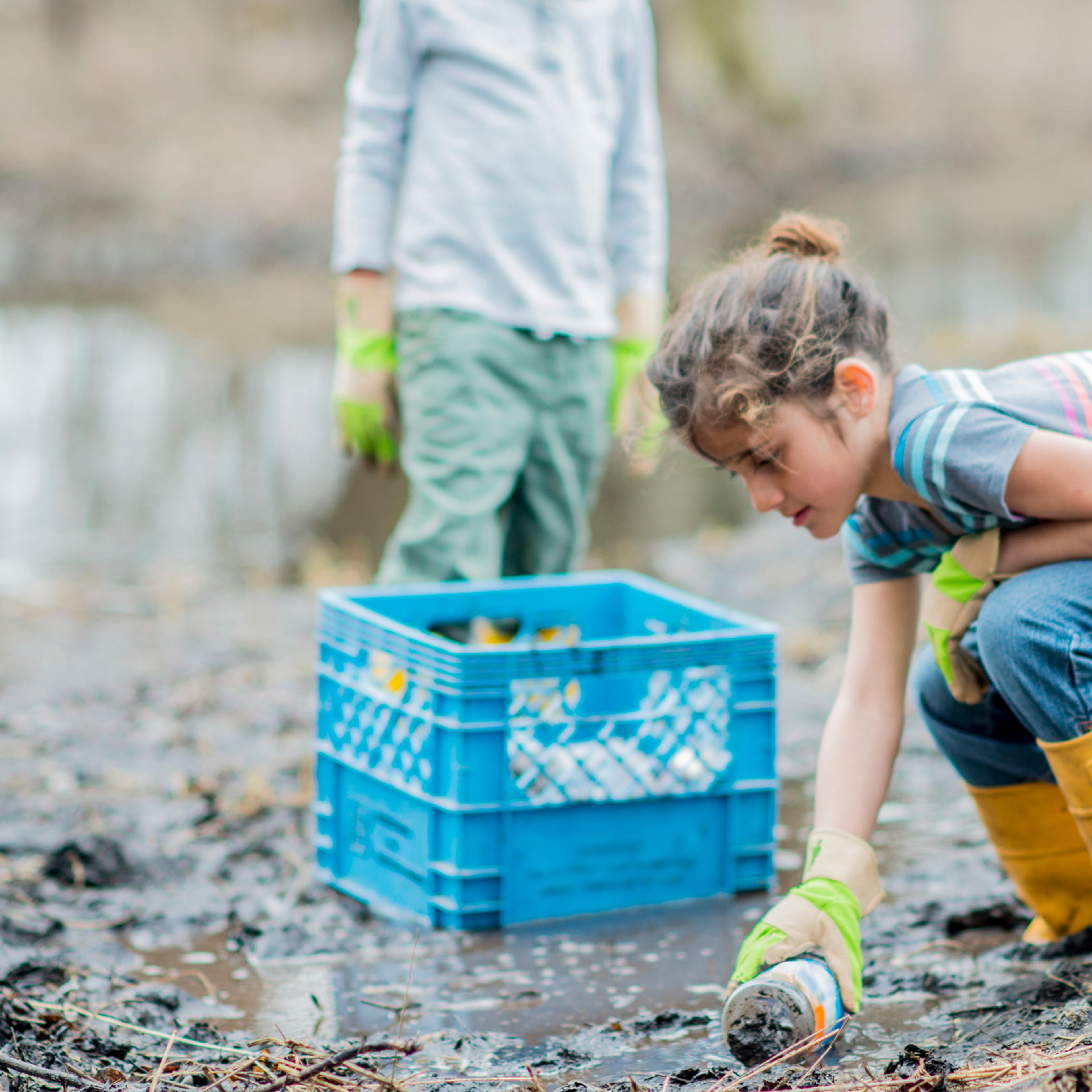 Kids clean up litter on Earth Day in Canada