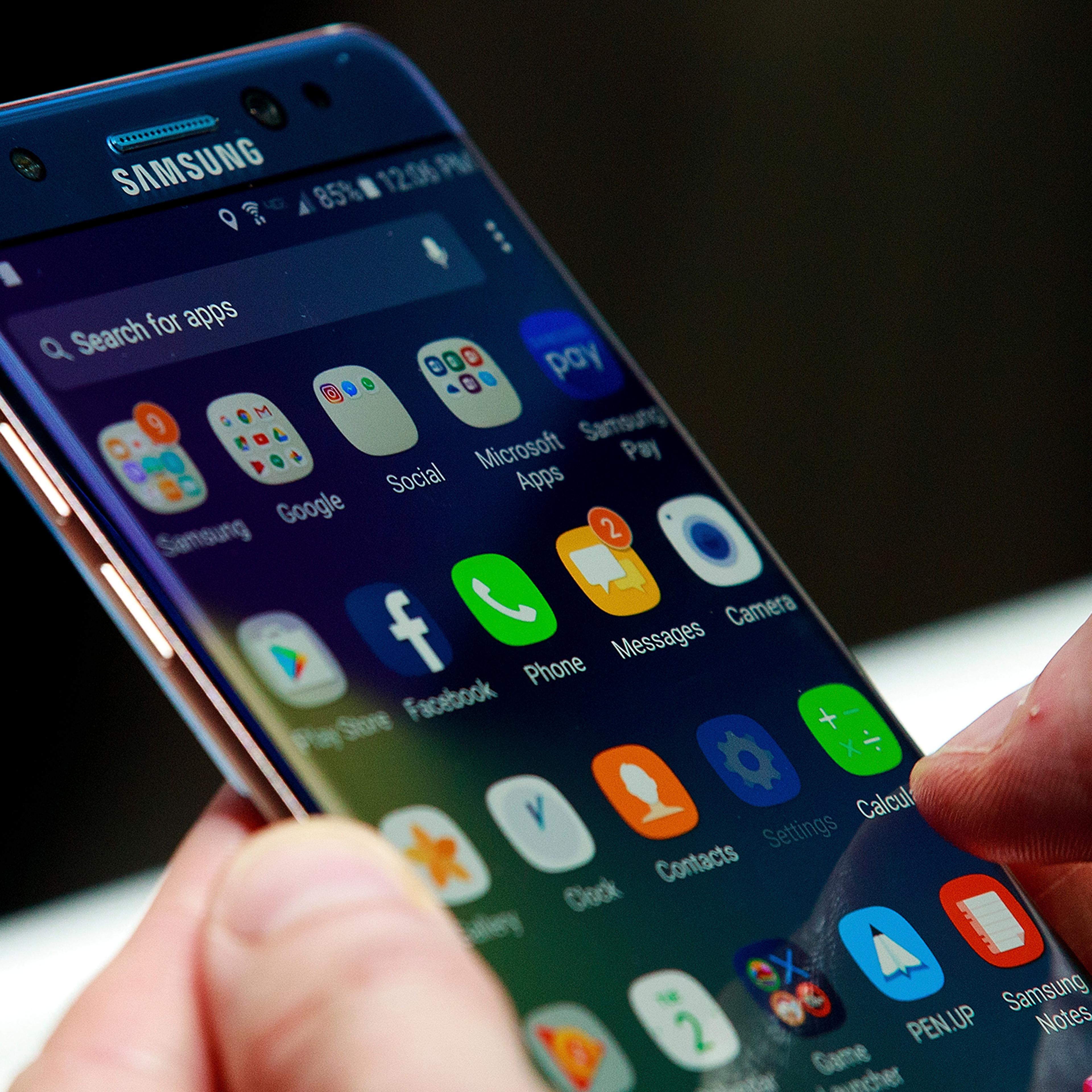 A man holds a Samsung Galaxy Note 7 during a launch event at the Hammerstein Ballroom, August 2, 2016 in New York City.