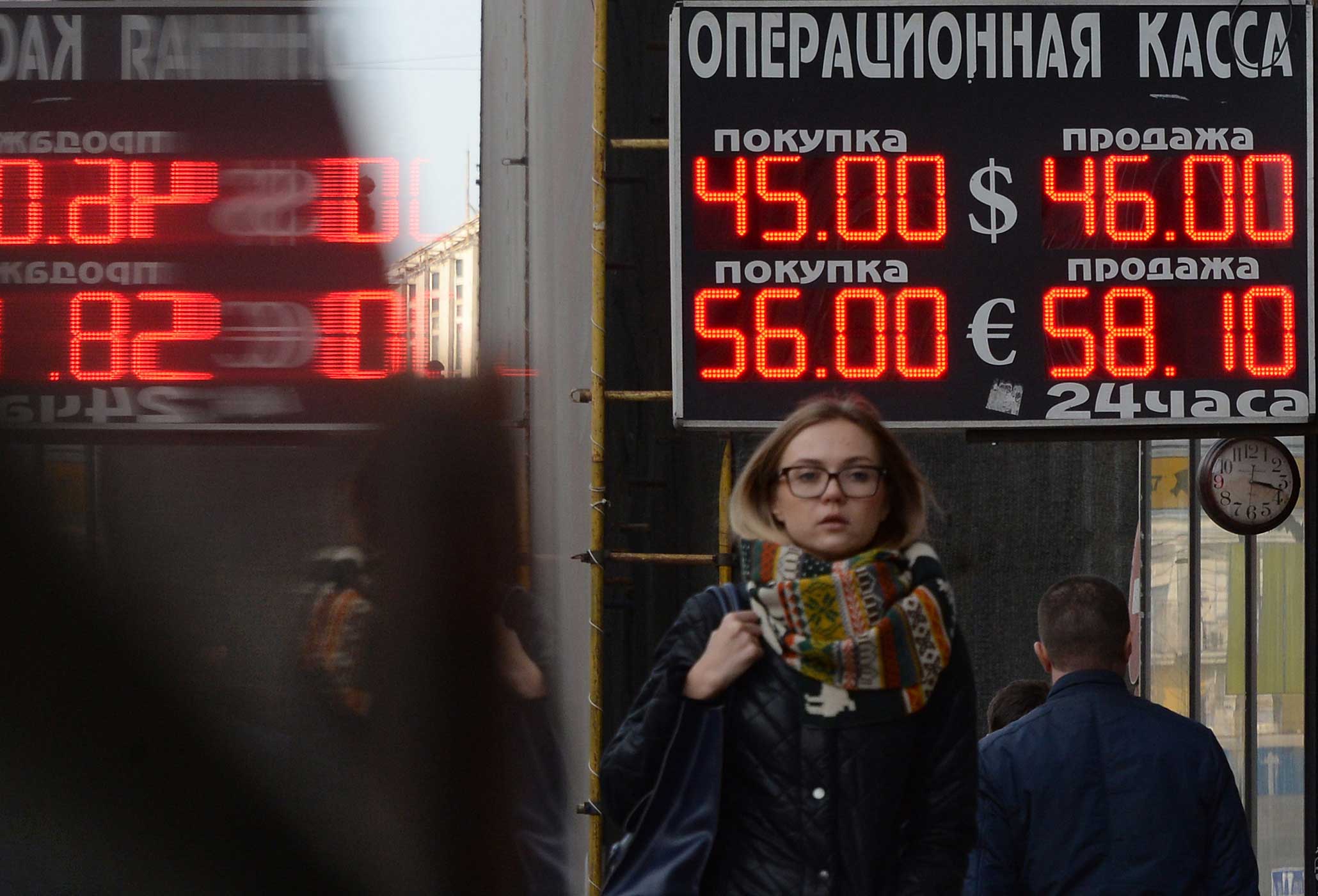 RUSSIA-ECONOMY-FOREX-RUBLE
