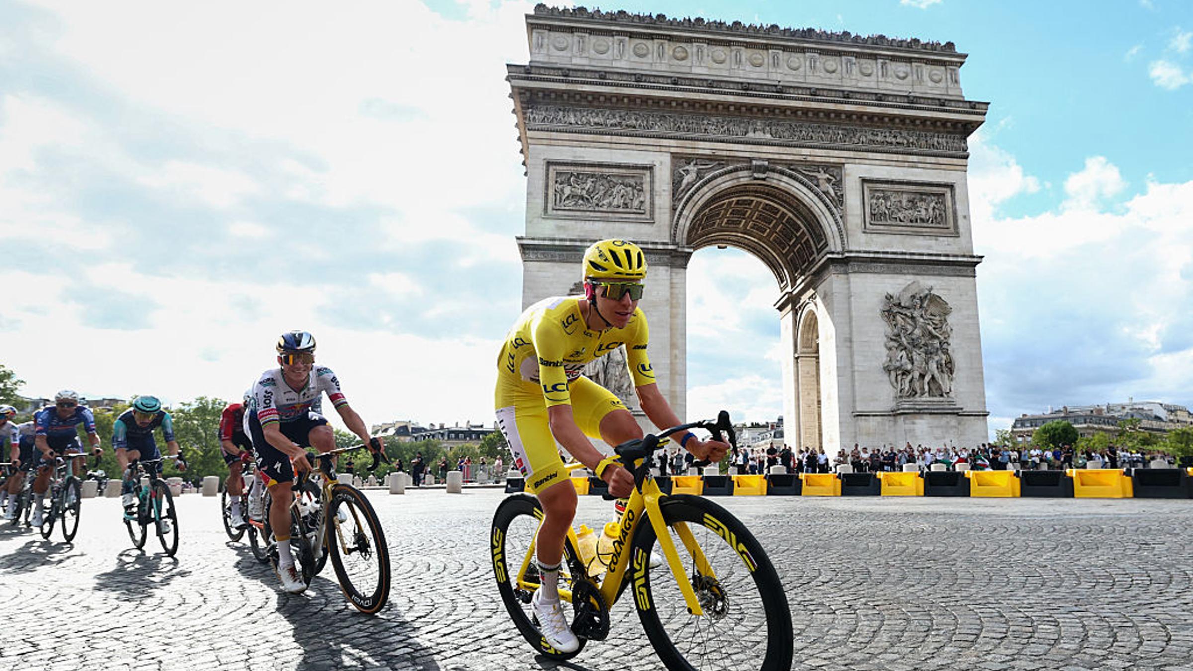 Tay đua Slovenia Tadej Pogacar, theo sau là tay đua Bỉ Remco Evenepoel, đạp xe qua Khải Hoàn Môn trong chặng 21 của Tour de France lần thứ 113 tại Paris ngày 26 tháng 7 năm 2026 (Ảnh: Anne-Christine Poujoulat—Getty Images).