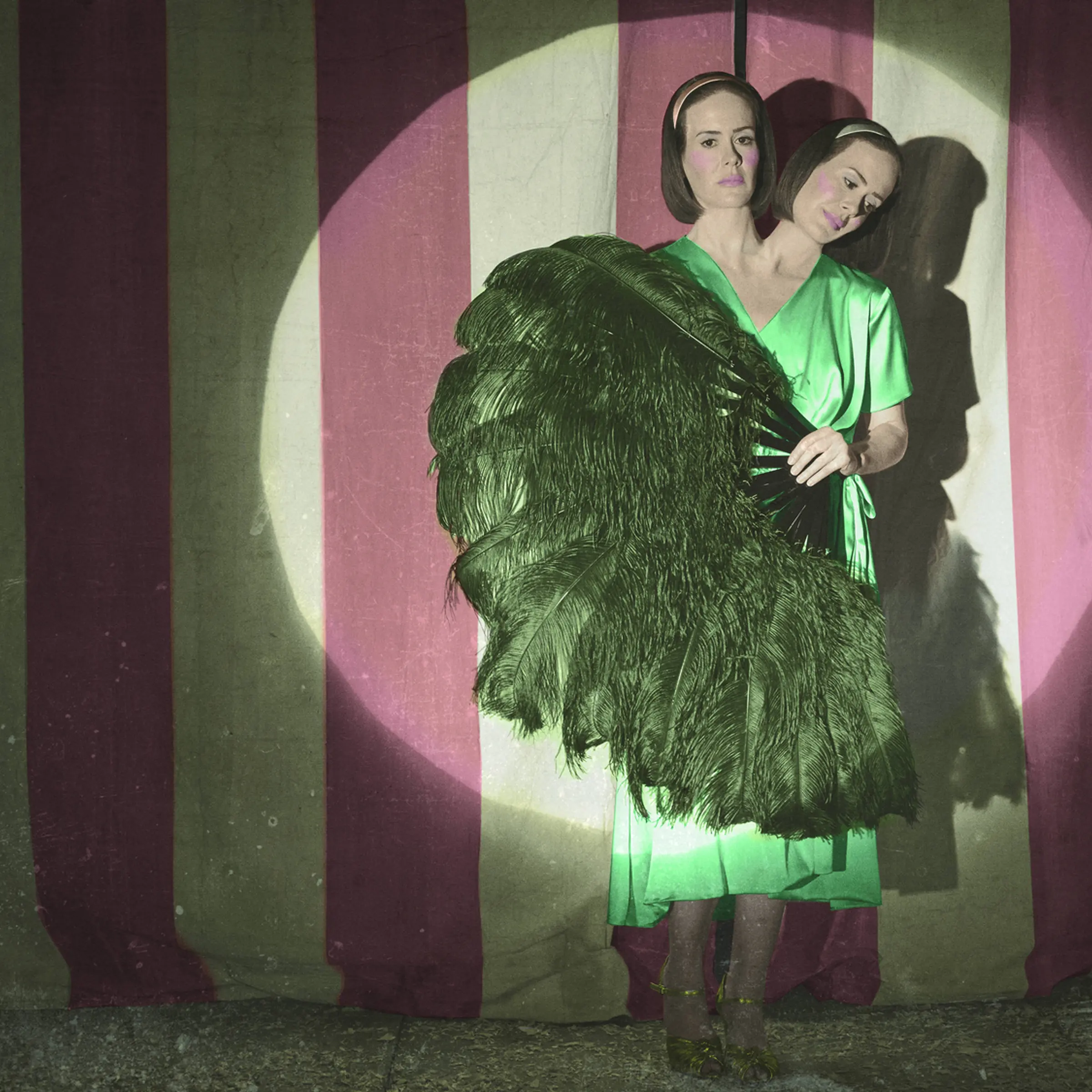 AMERICAN HORROR STORY: FREAK SHOW -- Pictured: Sarah Paulson as Bette and Dot Tattler. CR: Frank Ockenfels/FX