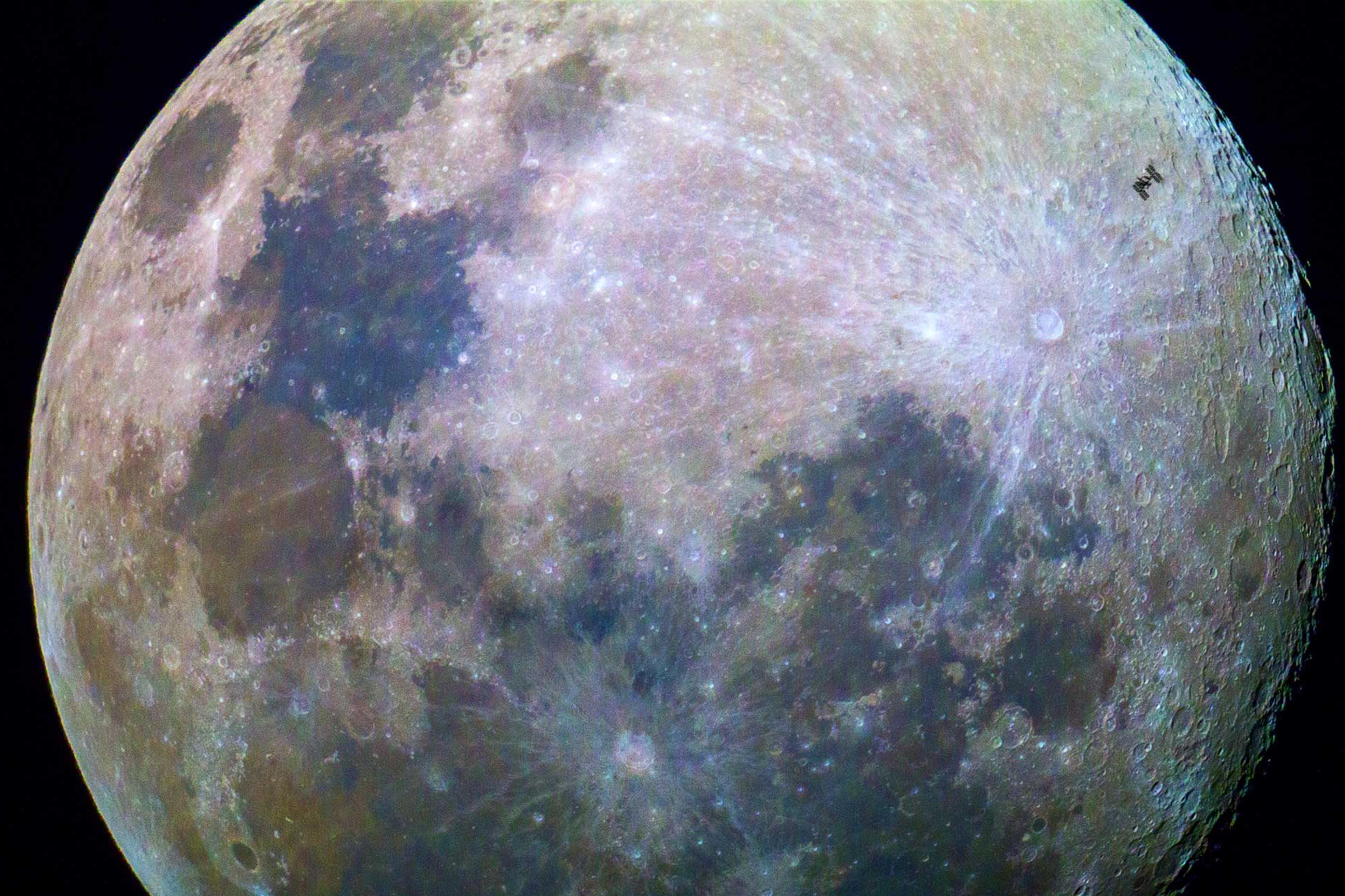 This image of the Moon was taken by amateur photographer Dylan O’Donnell as the International Space Station passed by at 28 800 km/h. At such speeds the weightless research laboratory was visible for only about a third of a second before returning to the