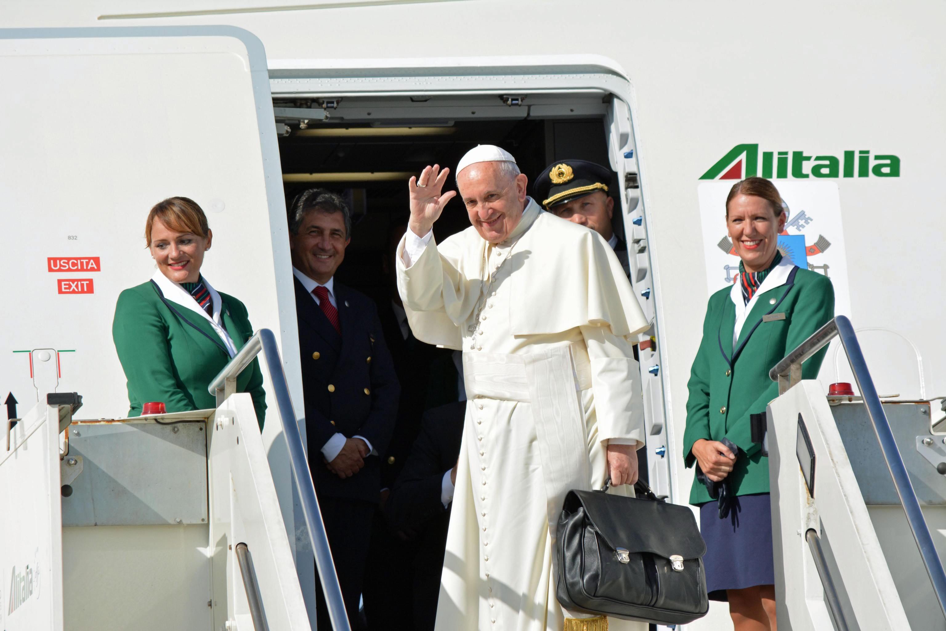 Pope Francis leaves for Cuba