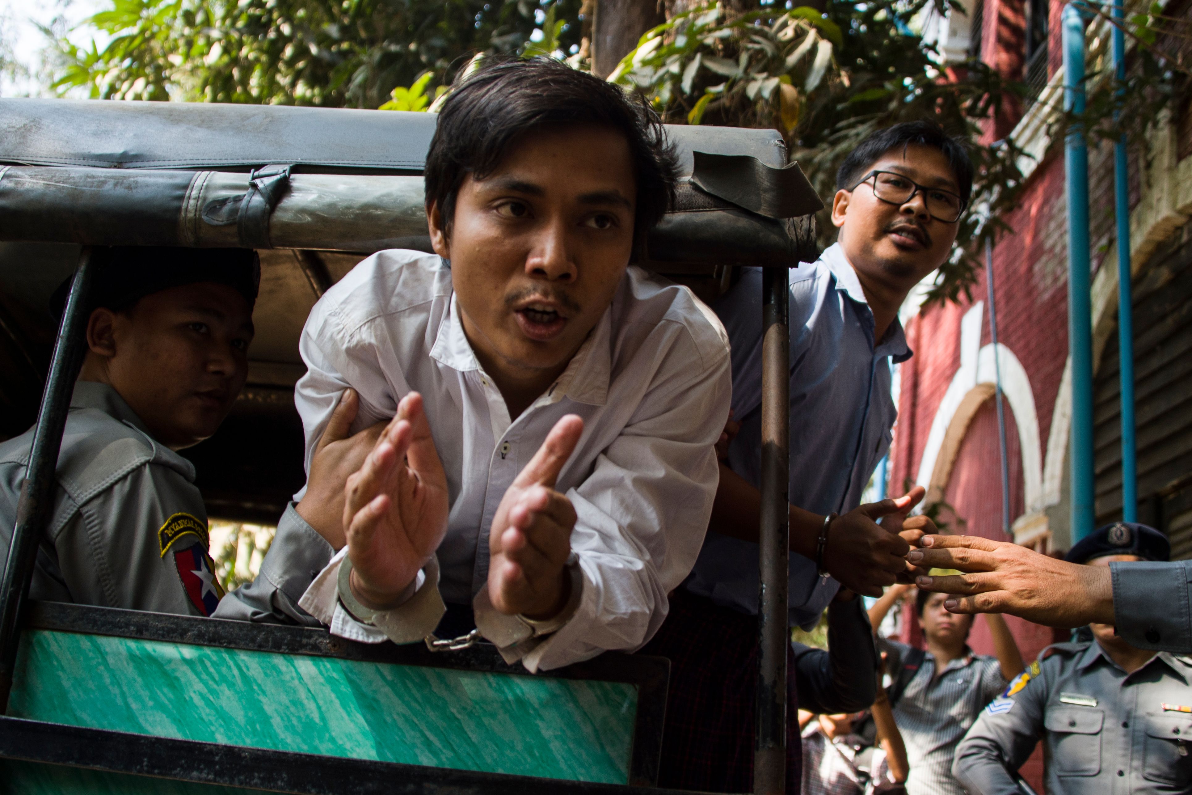 TOPSHOT-MYANMAR-BANGLADESH-UNREST-REFUGEE-MEDIA
