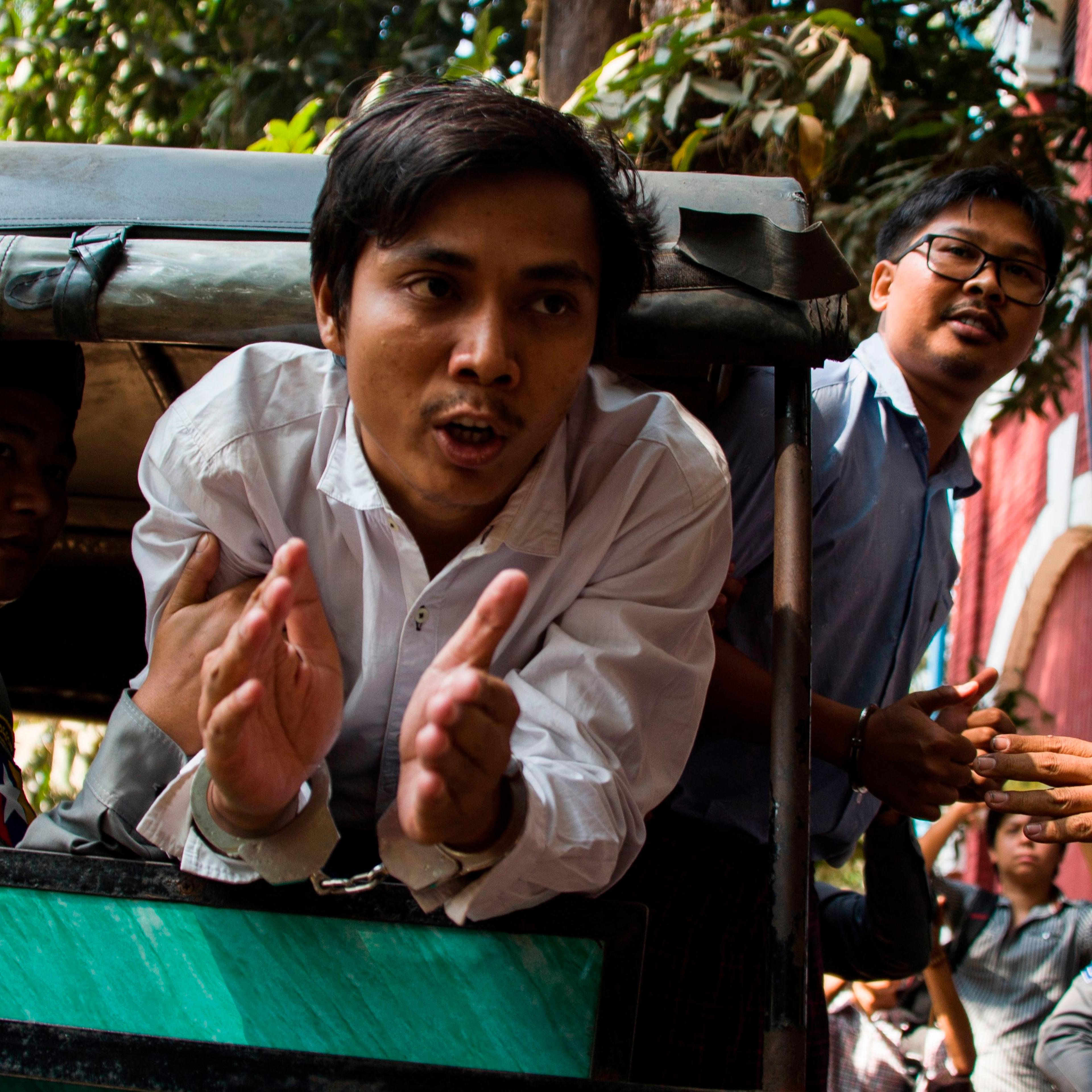 TOPSHOT-MYANMAR-BANGLADESH-UNREST-REFUGEE-MEDIA