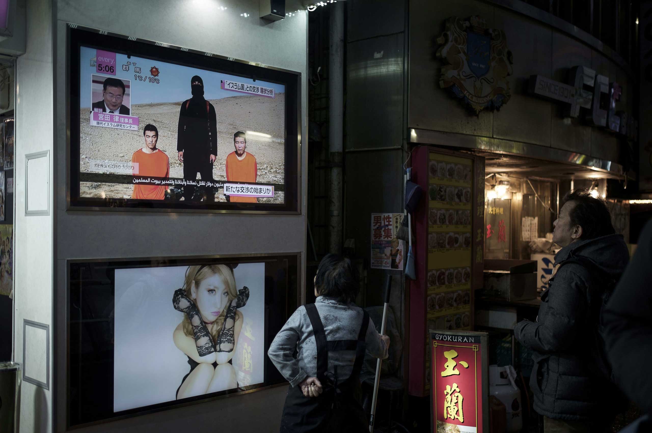 People in Tokyo watch news on the Japanese ISIS hostages, Jan. 23, 2015.