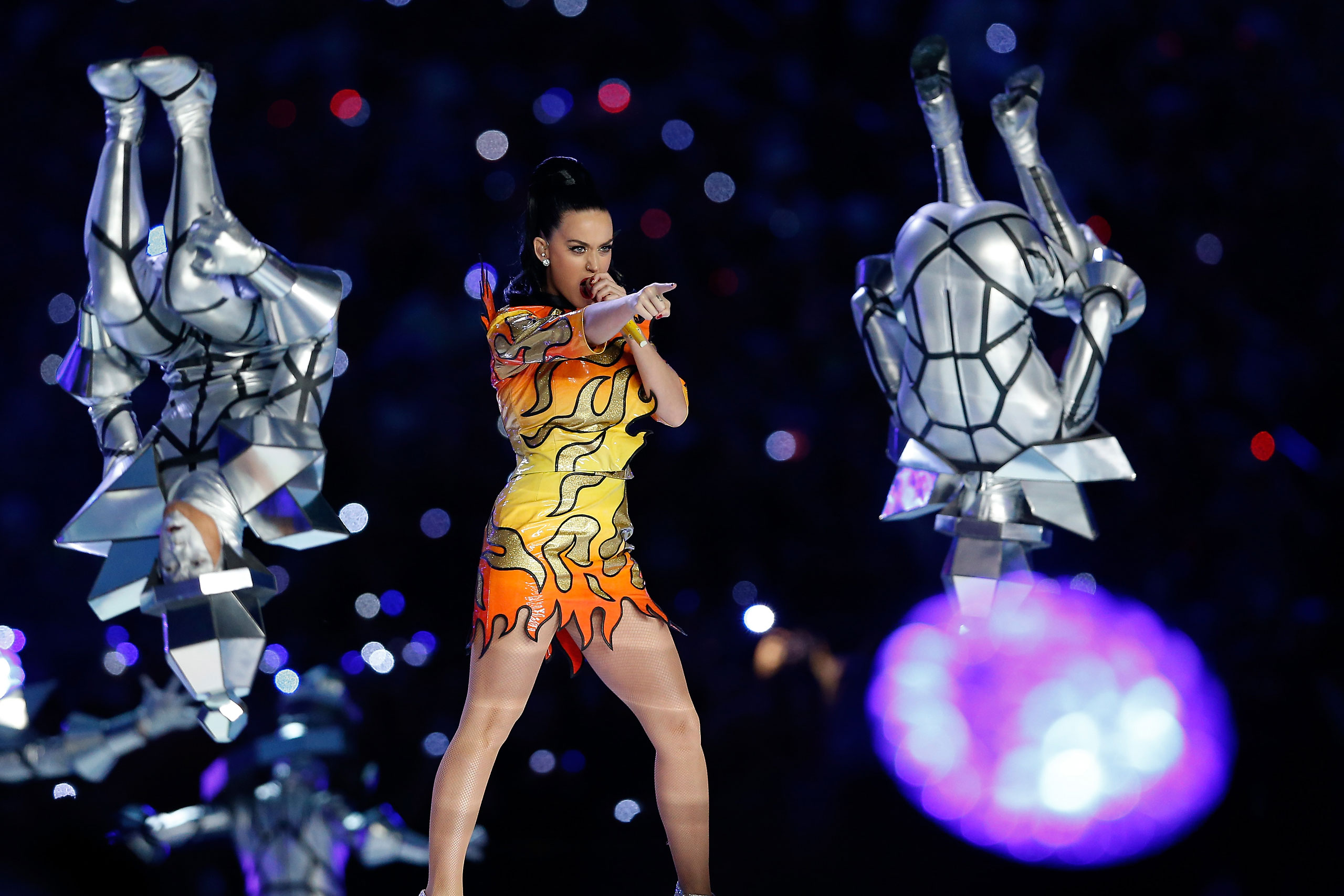 KATY様 Watch Katy Perry and Lenny Kravitz at the Super Bowl Halftime Show