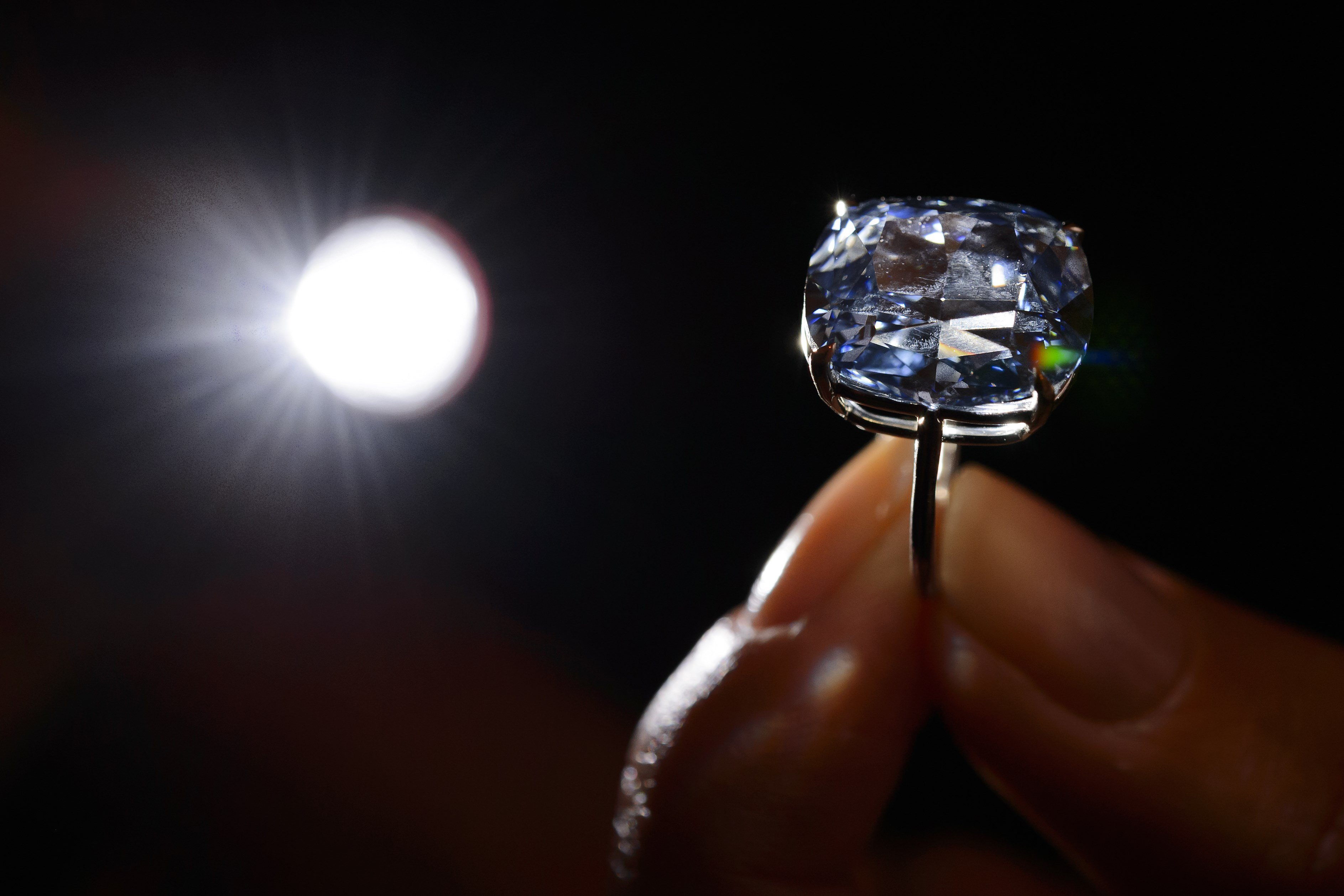 SWITZERLAND-LUXURY-JEWELLERY-AUCTION-DIAMOND-FILES