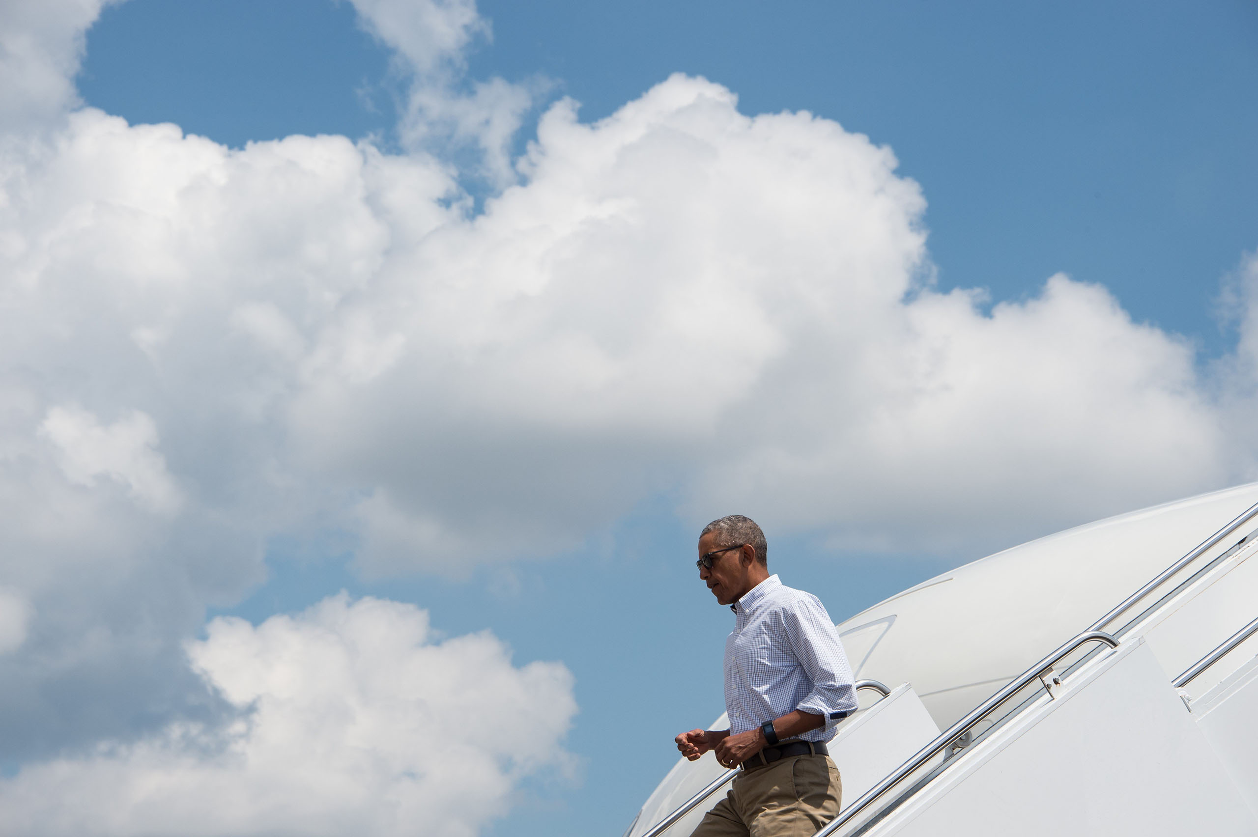 Barack Obama walks off Air Force One at Baton Rouge Metropolitan Airport in Baton Rouge, Louisiana, on Aug. 23, 2016.