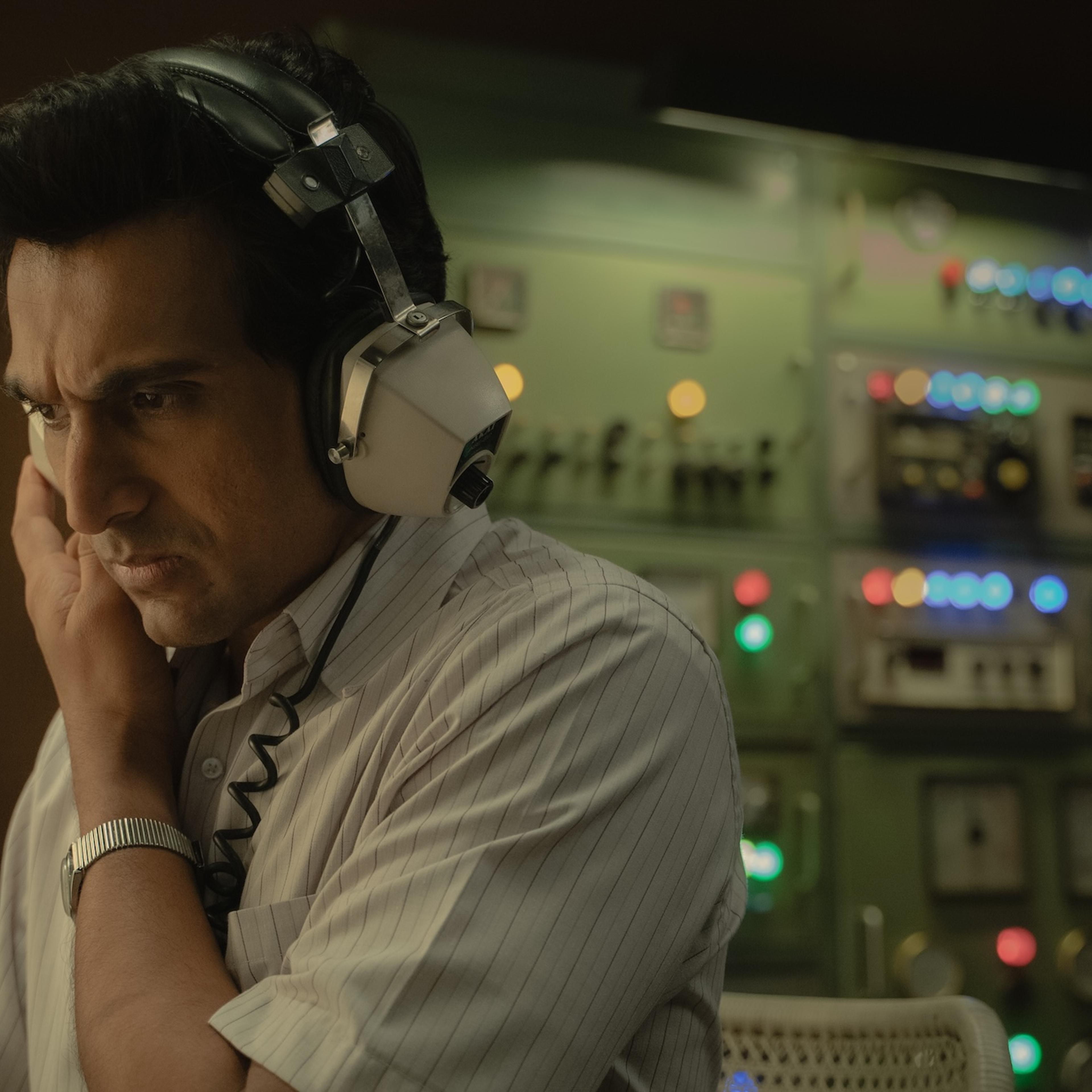 Saare Jahan Se Accha. Pratik Gandhi as Vishnu Shankar in Saare Jahan Se Accha. Cr. Courtesy of Netflix © 2025