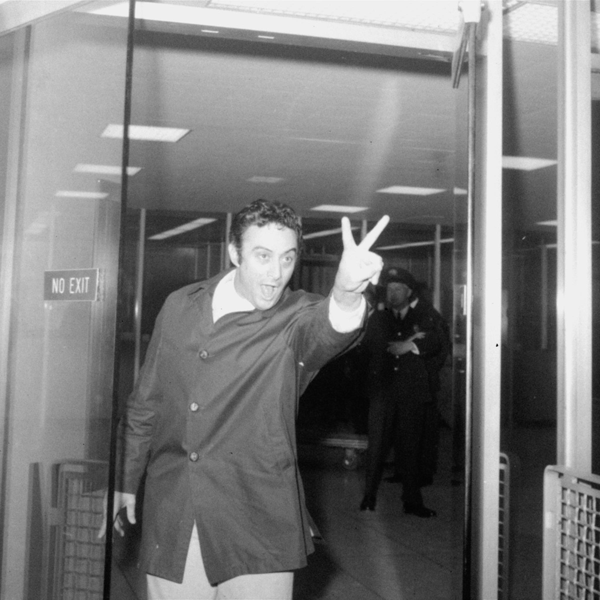 LENNY BRUCE AT AIRPORT