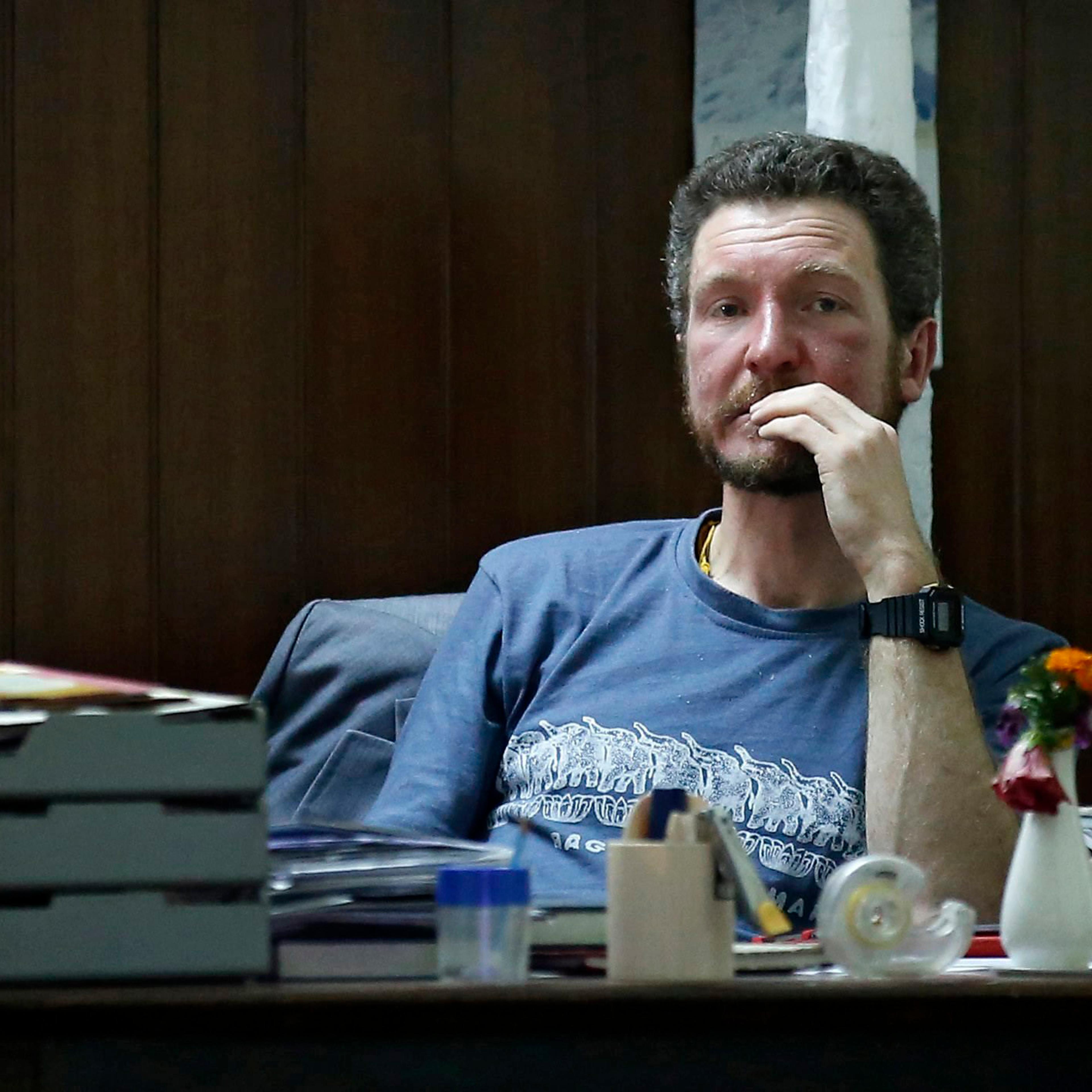 Australian climber Robert Gropel sits in a chair at his hotel in Kathmandu after he was rescued from Mount Everest, in Kathmandu, Nepal, May 24, 2016.