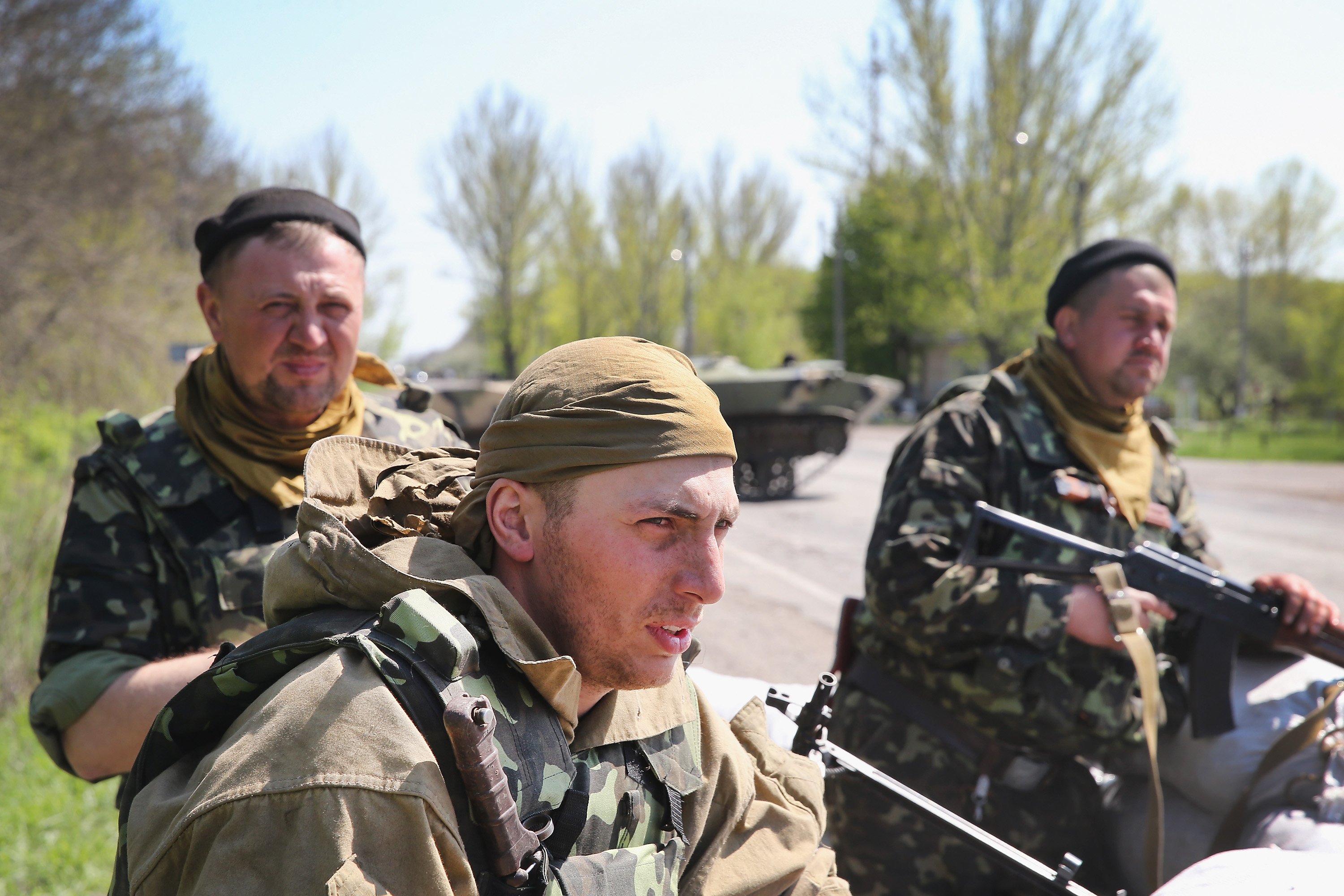 Ukrainian soldiers guard a roadblock along the highway near Slovyansk, Ukraine April 24, 2014 .