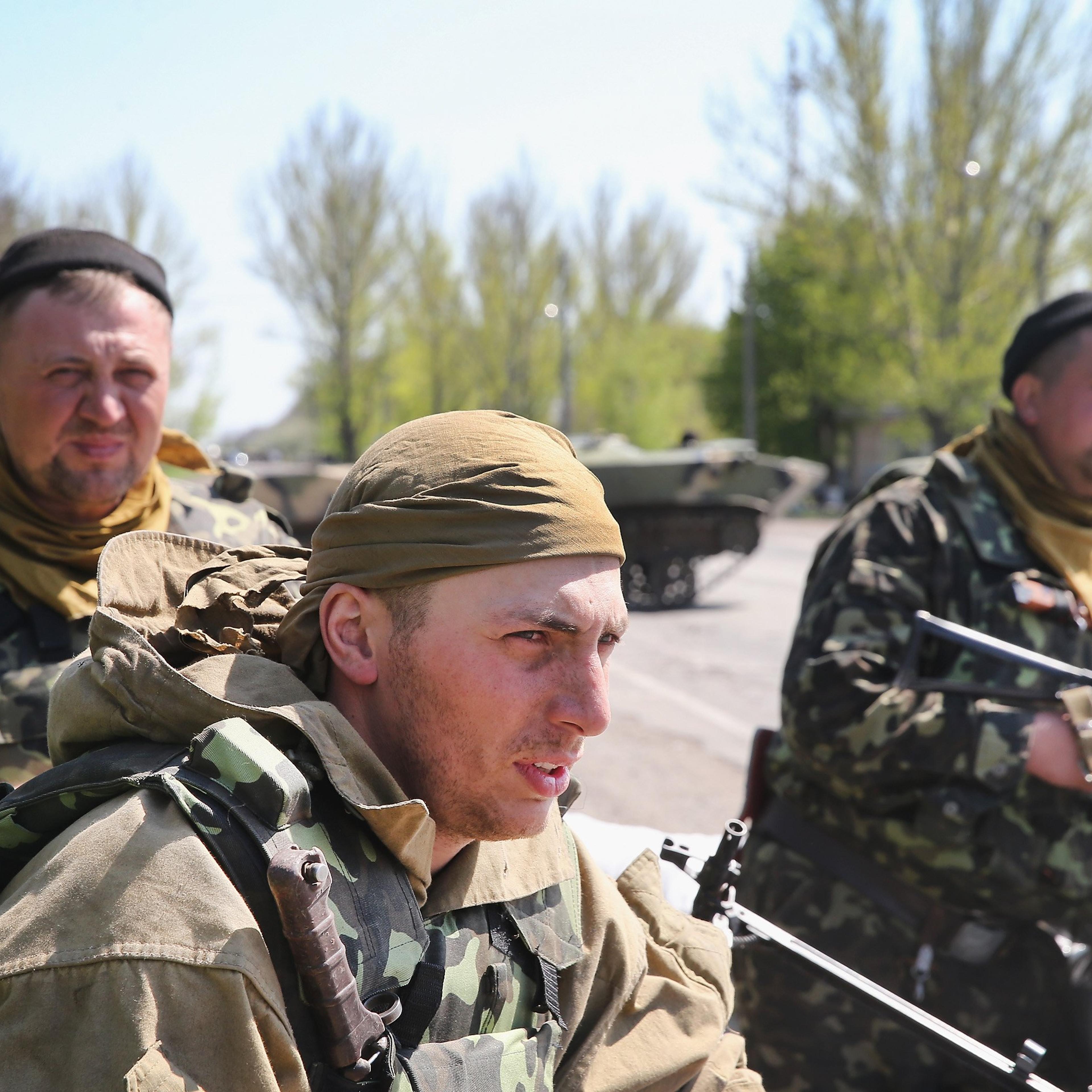 Ukrainian soldiers guard a roadblock along the highway near Slovyansk, Ukraine April 24, 2014 .