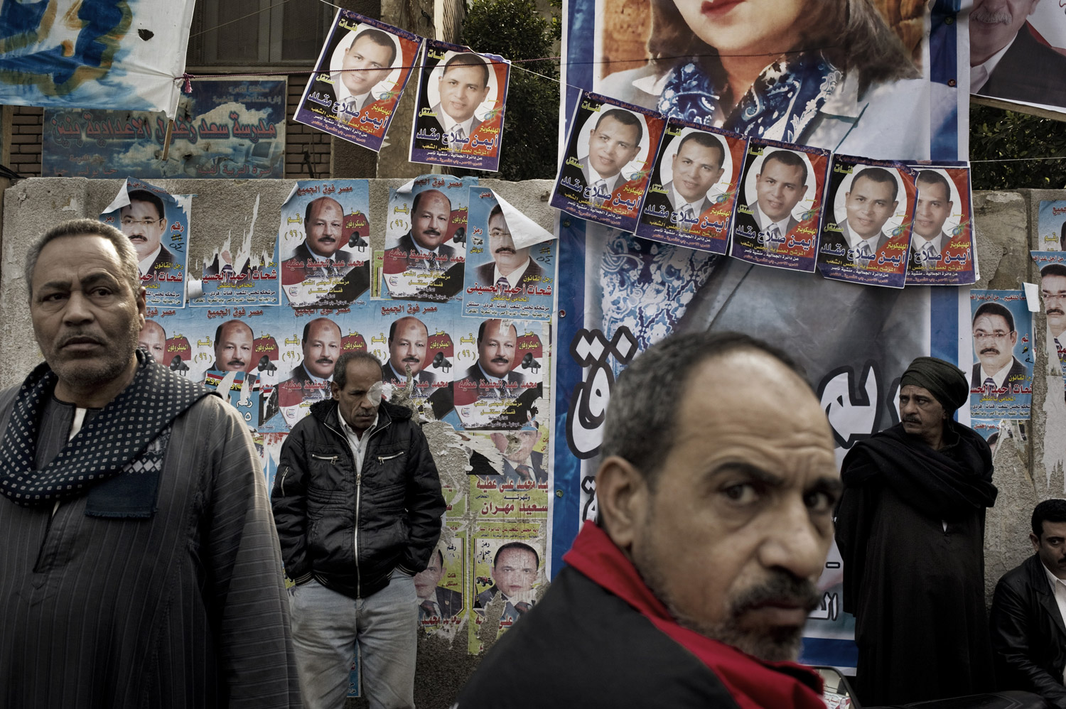 Voters queue at a polling station in Cairo, November 29, 2011. 
