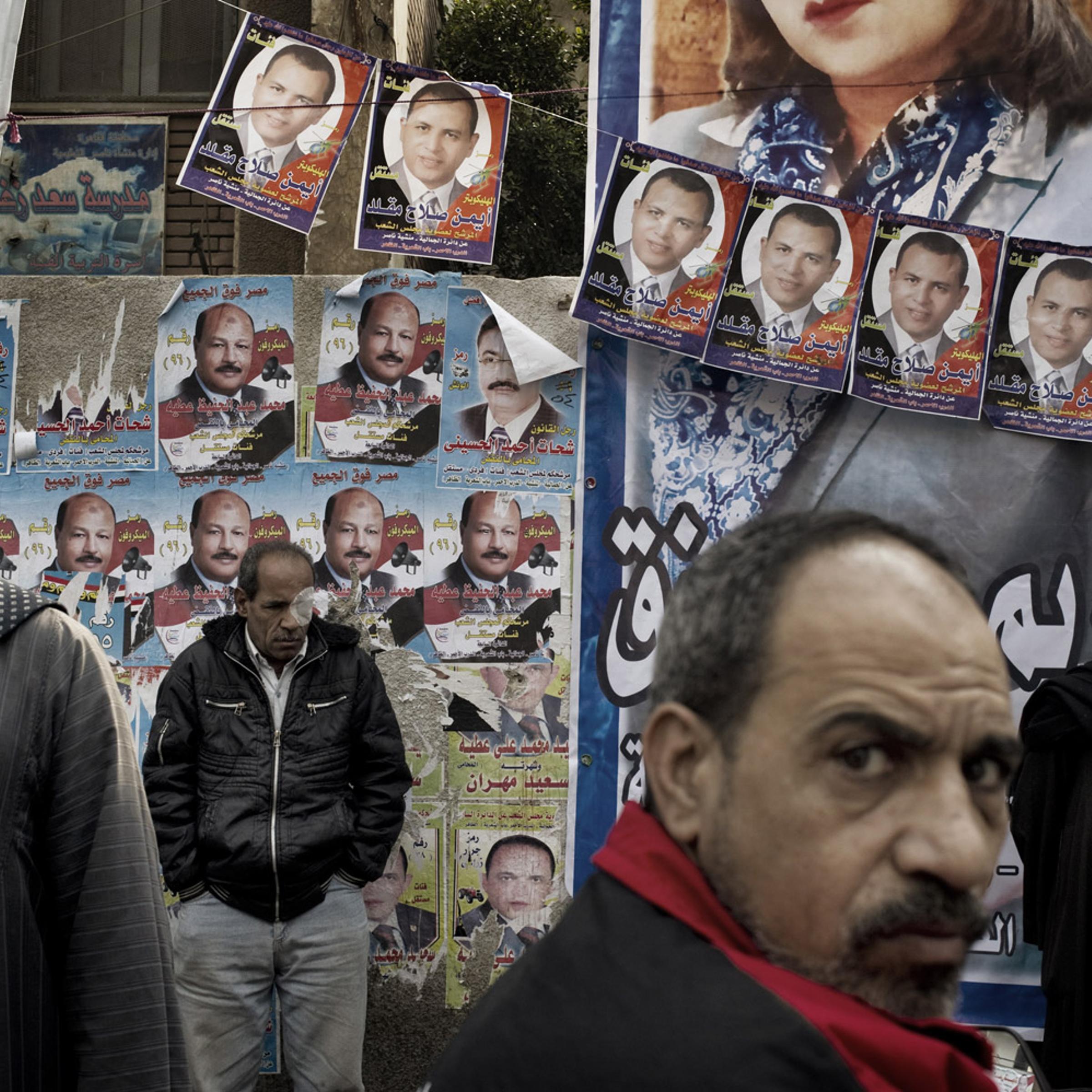 Voters queue at a polling station in Cairo, November 29, 2011.