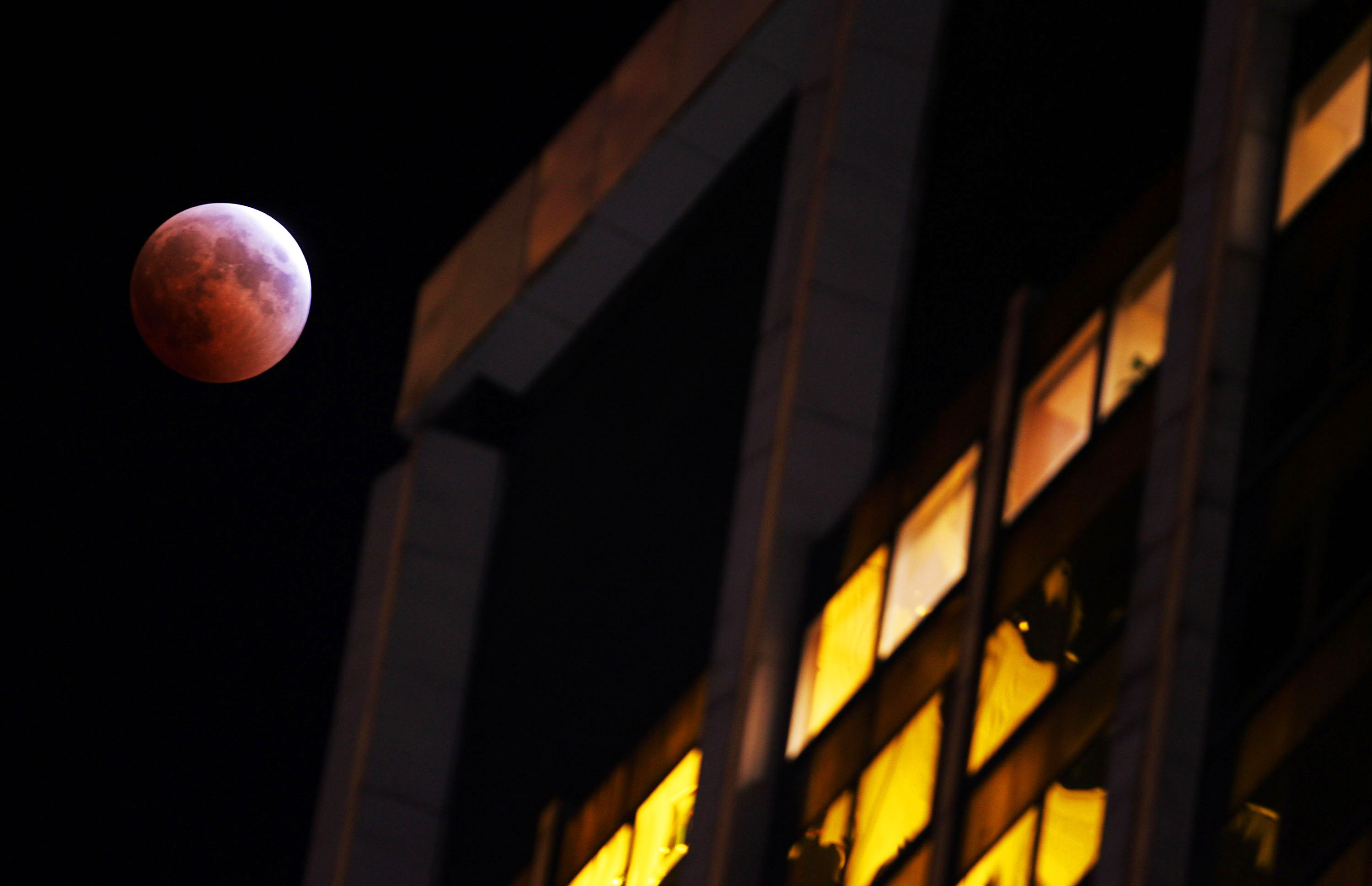 Last Lunar Eclipse Until 2007 Reveals "Blood Moon"