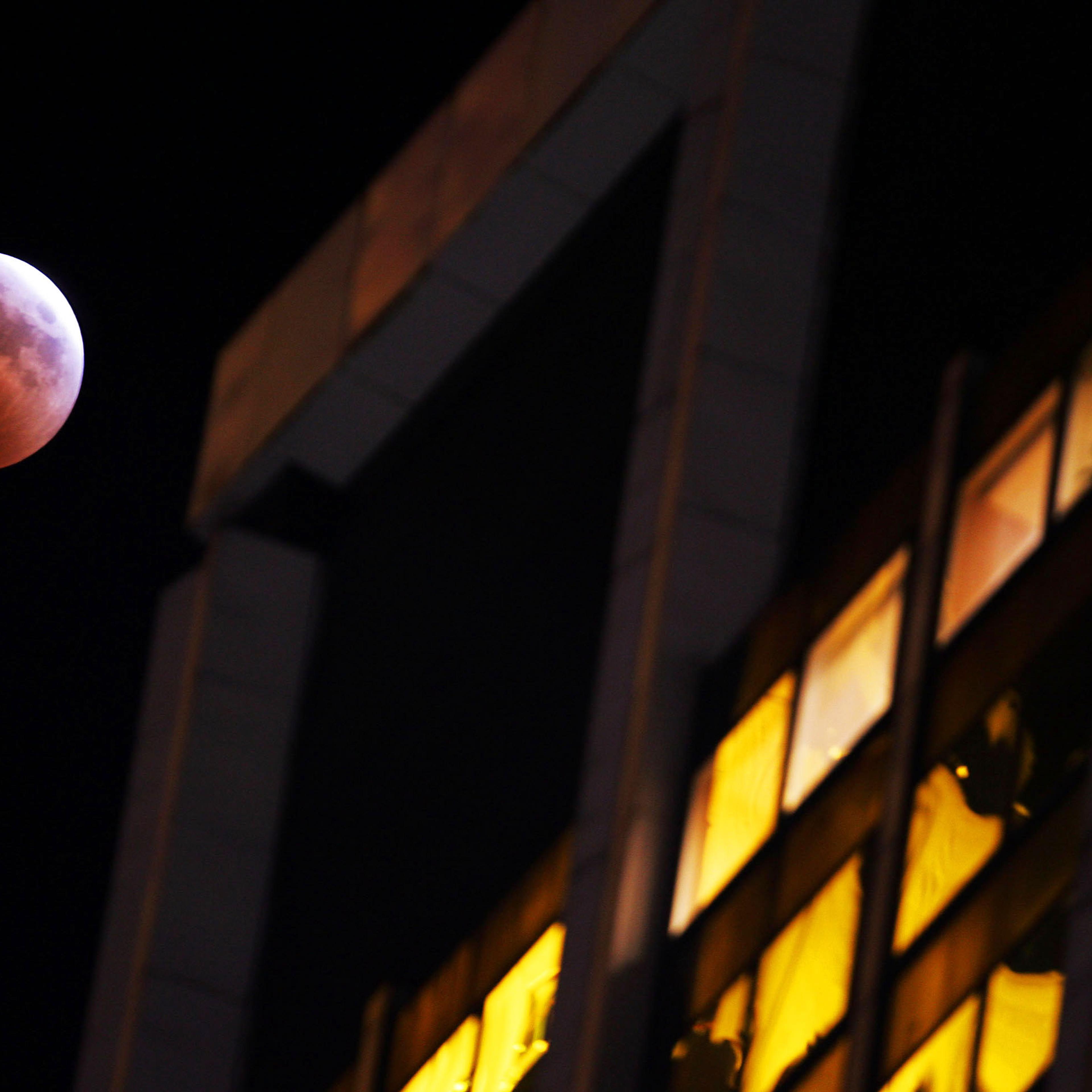Last Lunar Eclipse Until 2007 Reveals "Blood Moon"