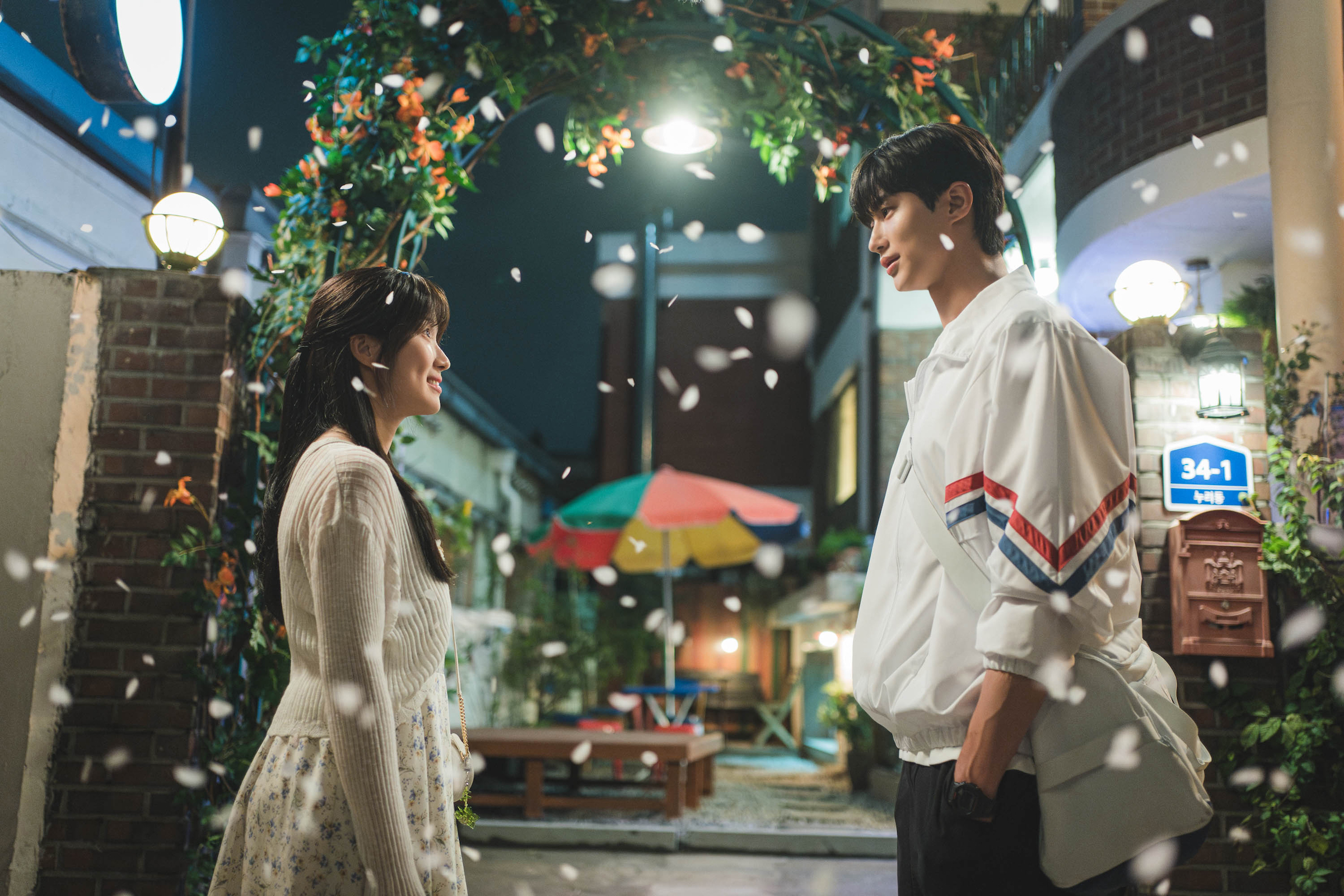 Kim Hye Yoon and Byeon Woo Seok in <i>Lovely Runner</i>