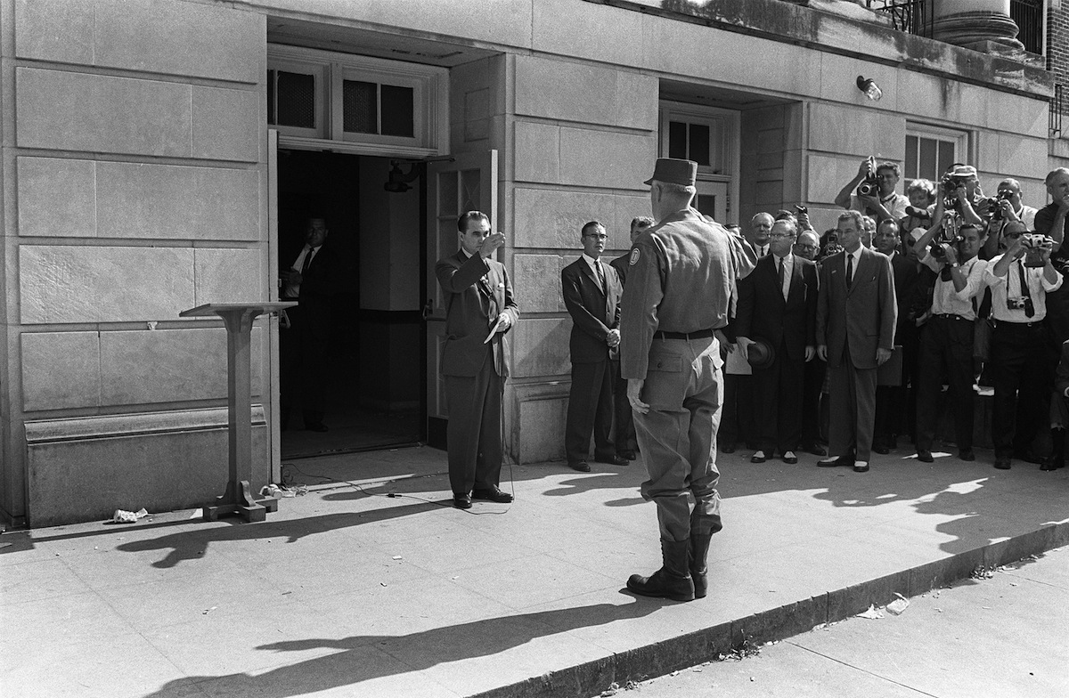 Alabama's governor George Wallace (L) fa
