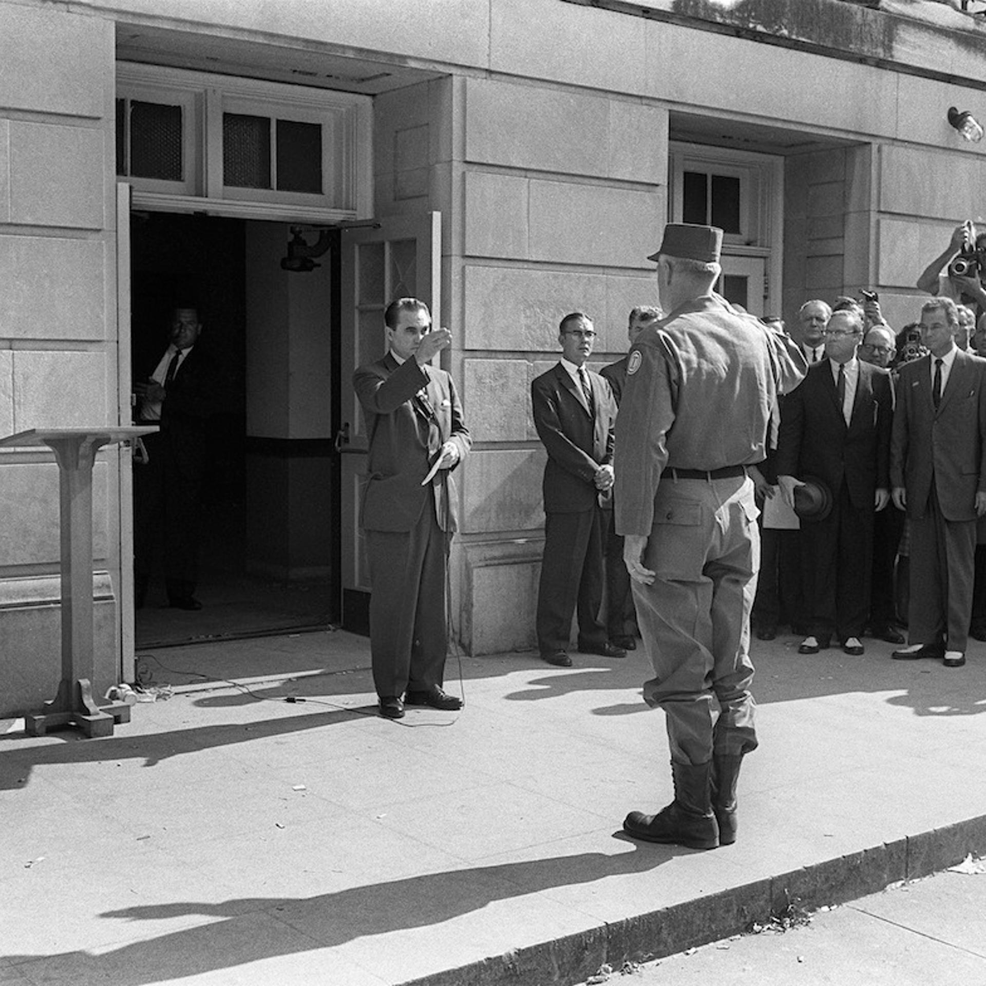 Alabama's governor George Wallace (L) fa