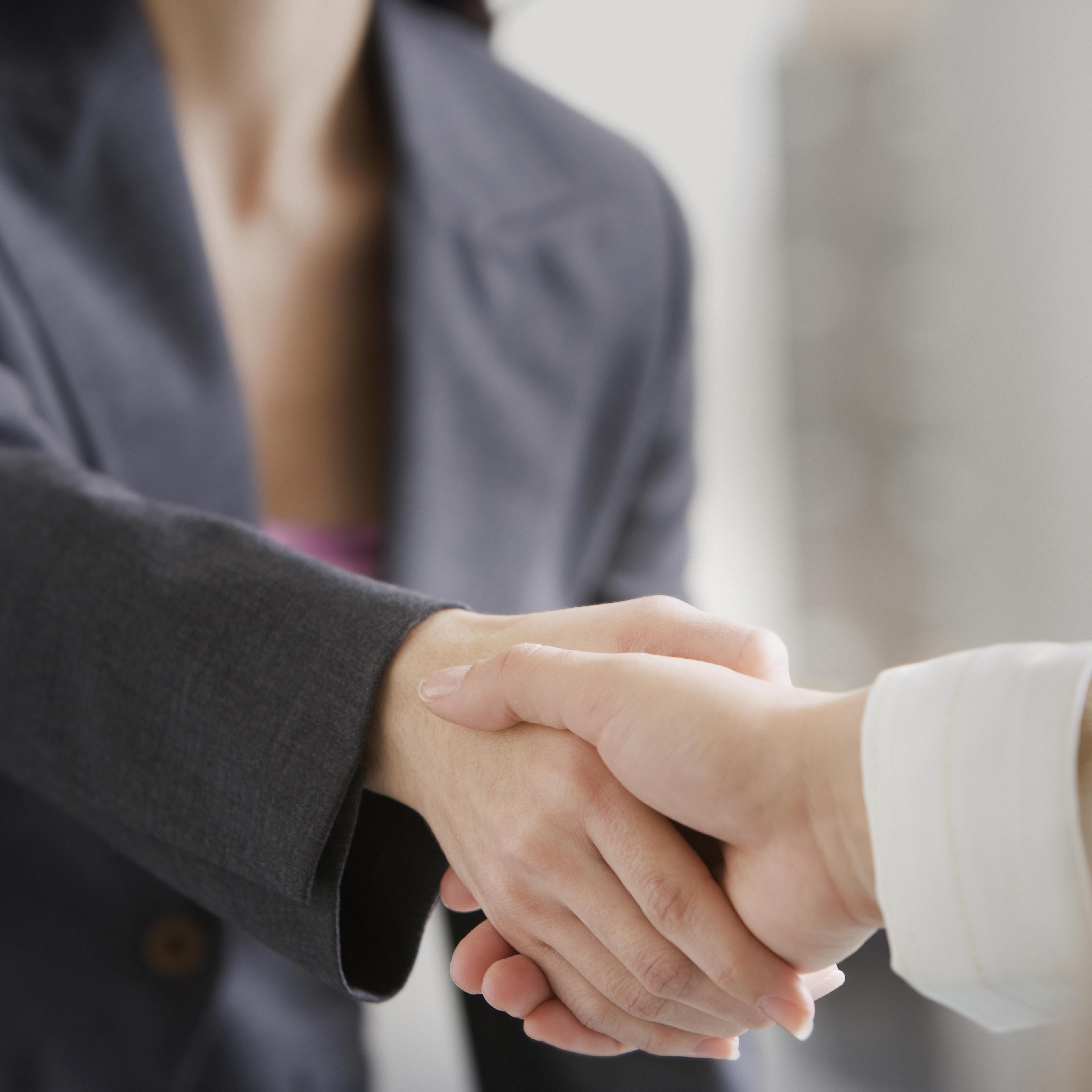 businesswomen-shaking-hands